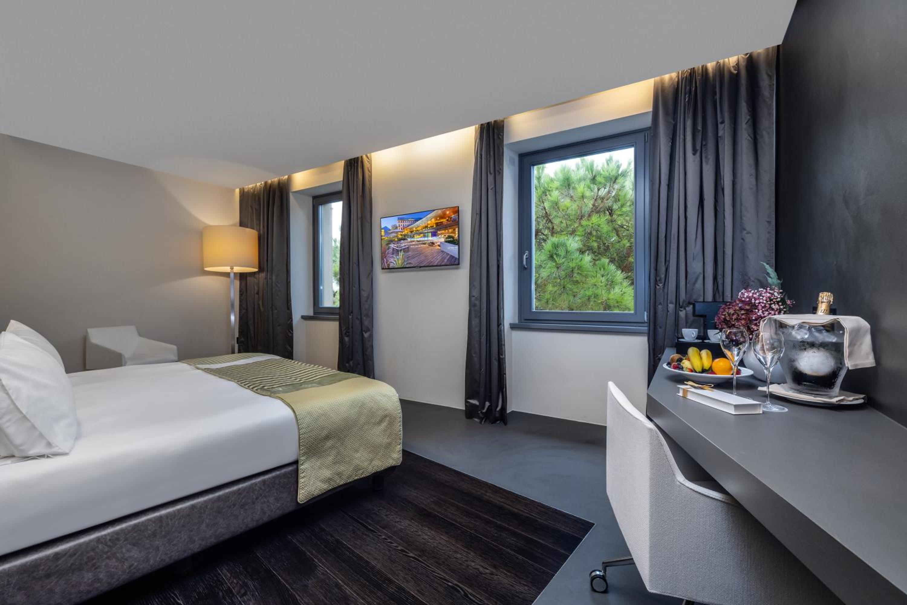 Double or Twin Room with Mountain View - Photo 1