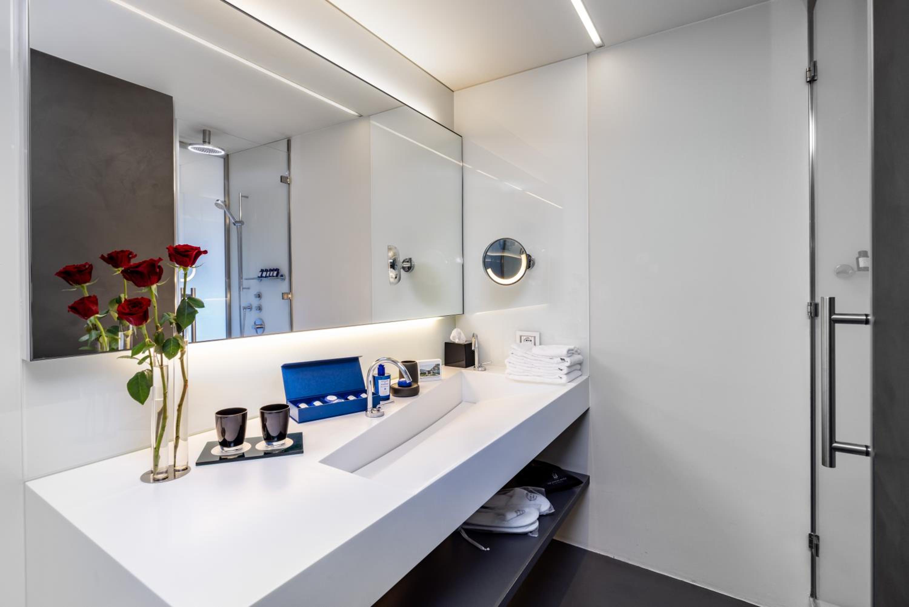 Junior Suite with Lake View - Photo 4