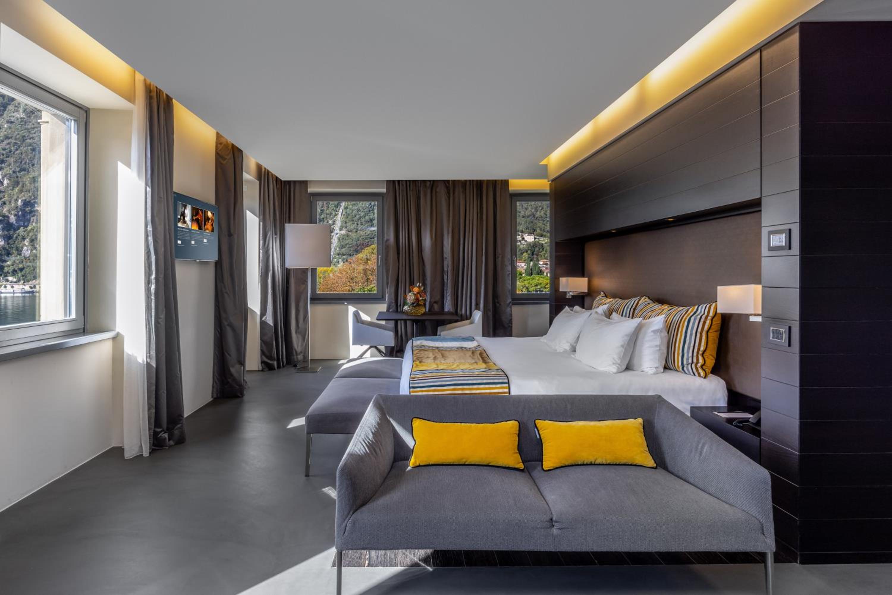 Junior Suite with Lake View - Photo 1