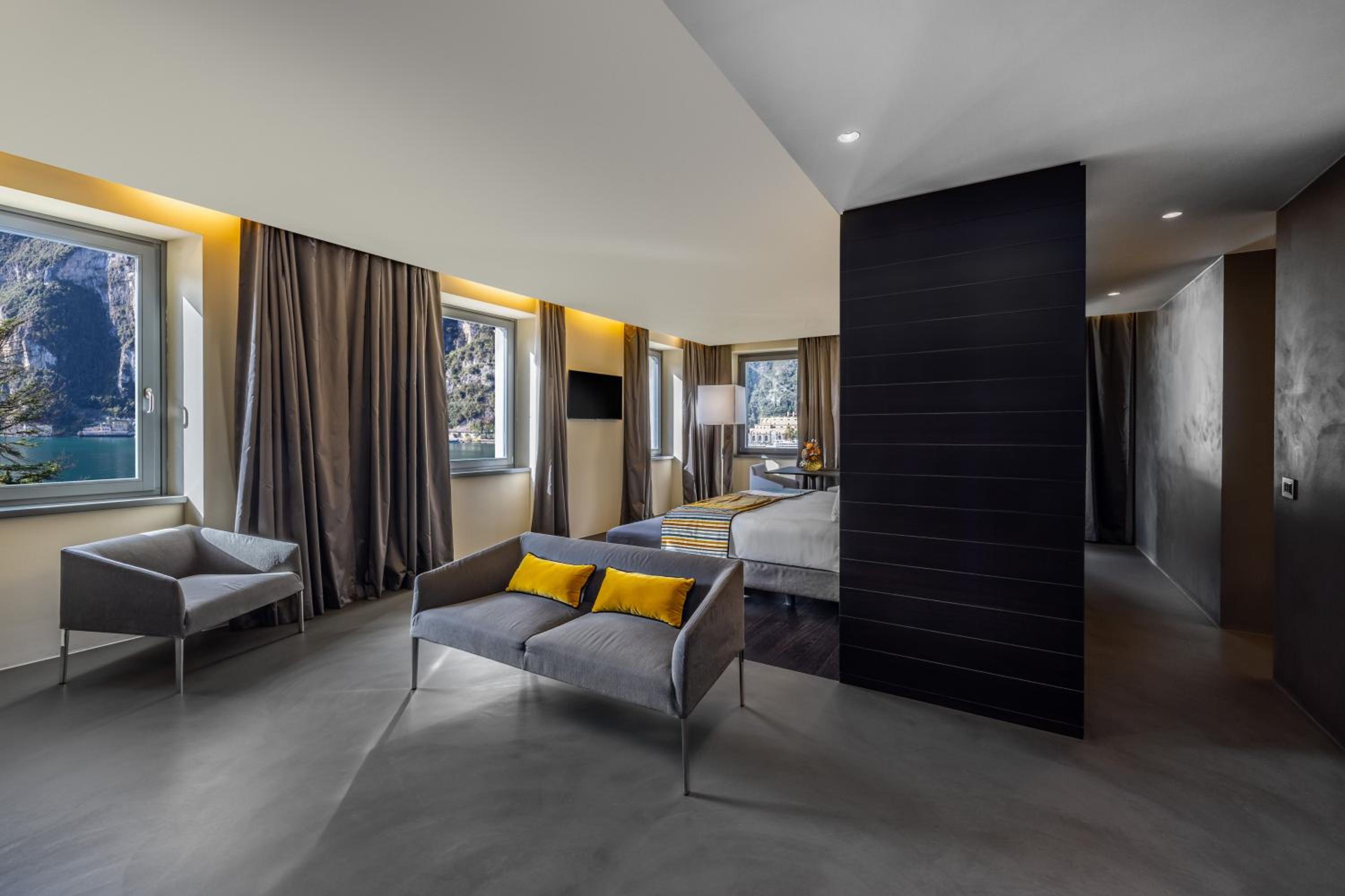 Junior Suite with Lake View - Photo 3