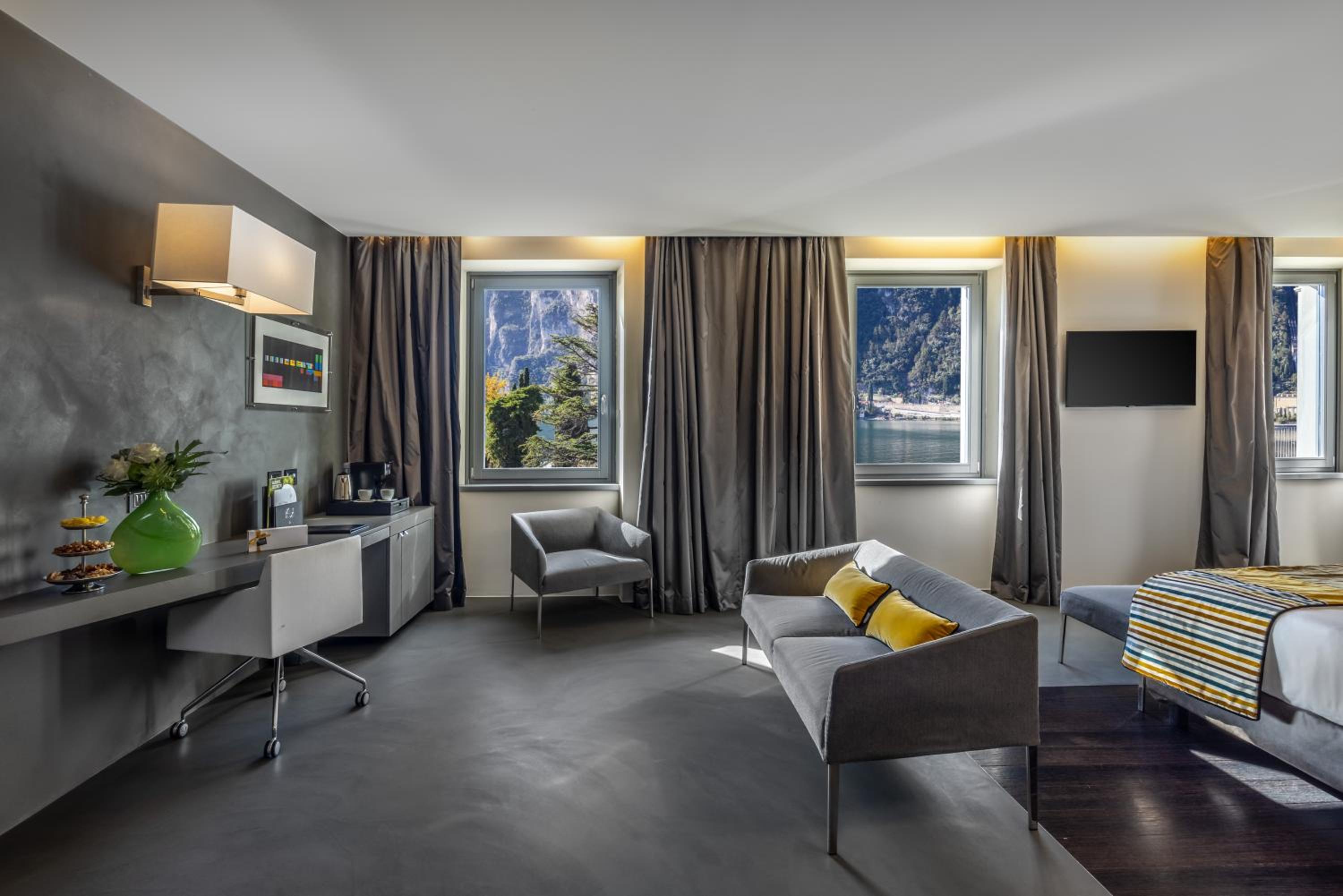 Junior Suite with Lake View - Photo 2