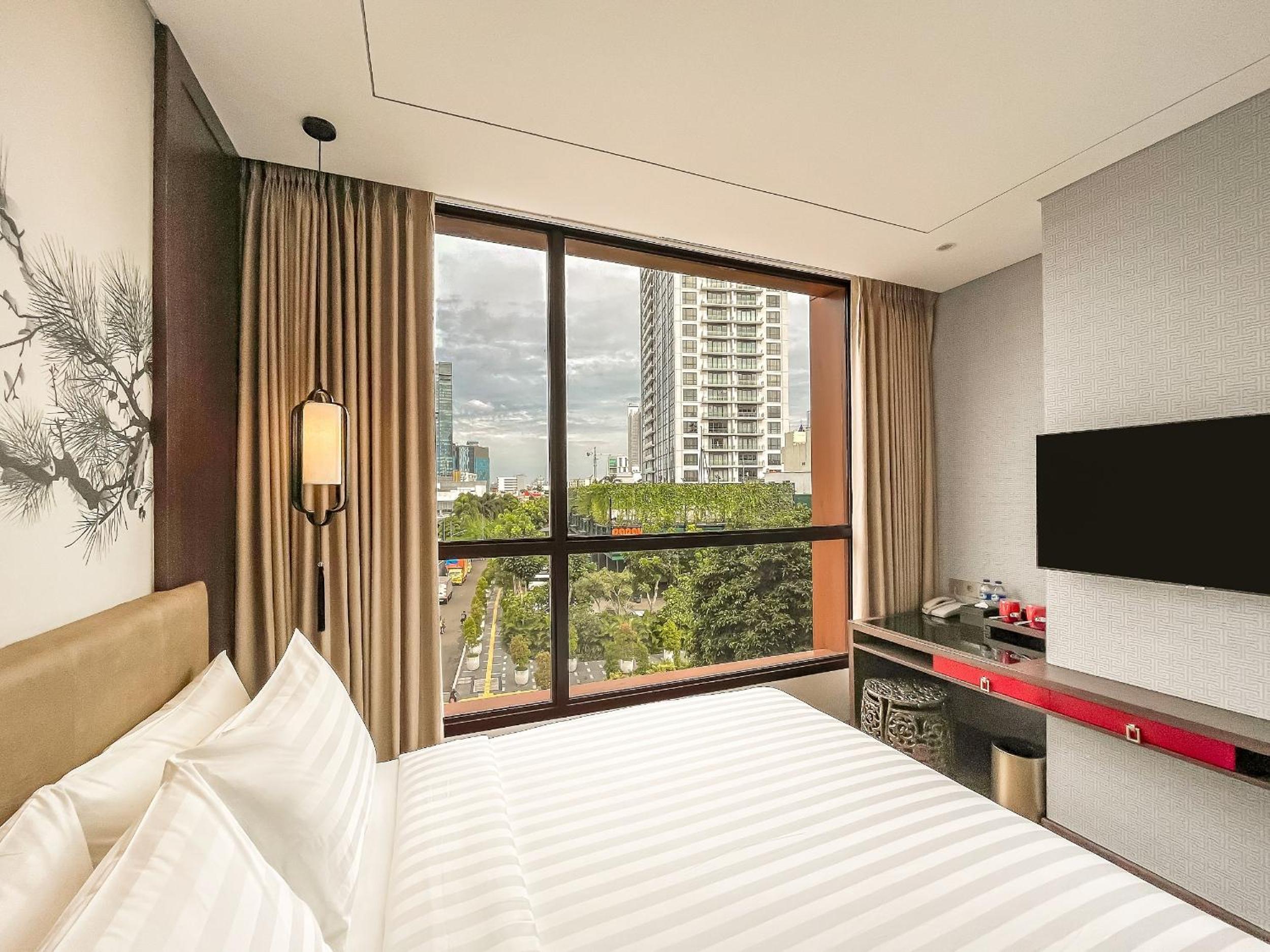 Deluxe View Queen Room - Photo 11