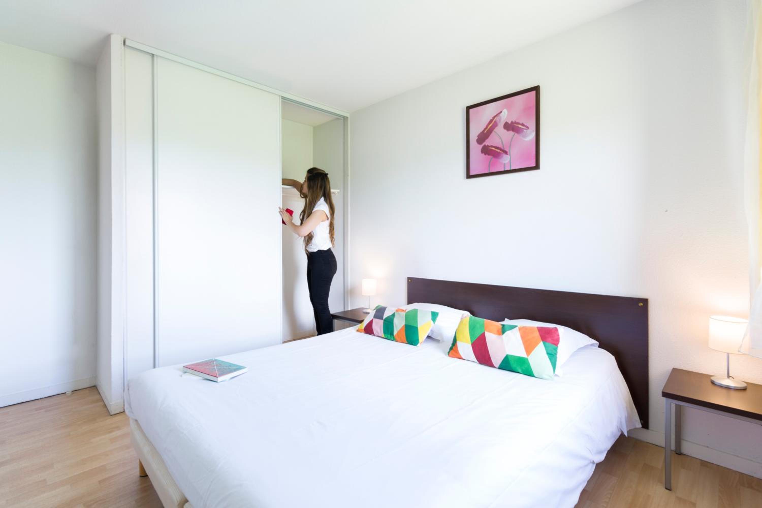 Two-Bedroom Apartment (6 Adults) - Photo 8
