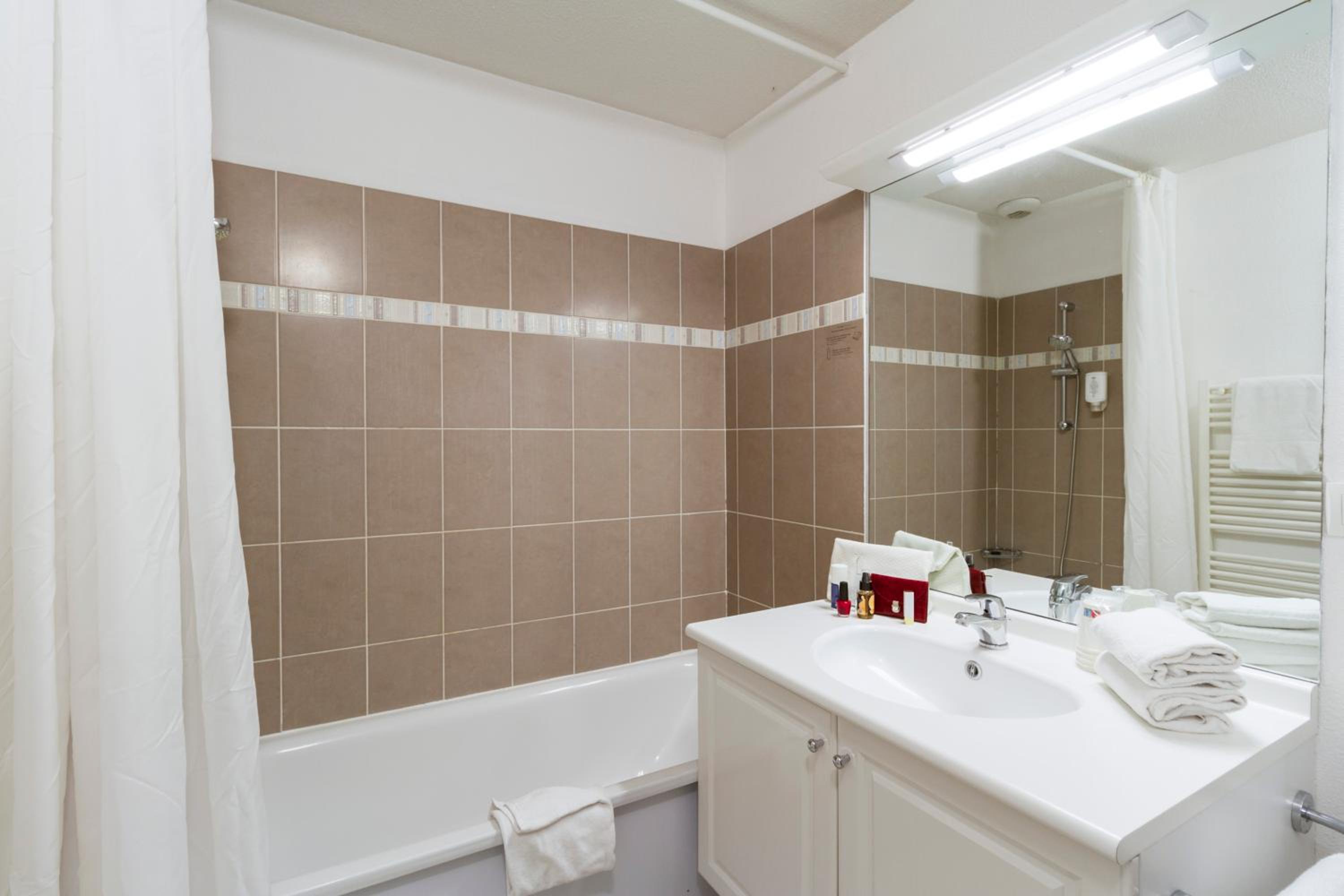 Two-Bedroom Apartment (6 Adults) - Photo 2