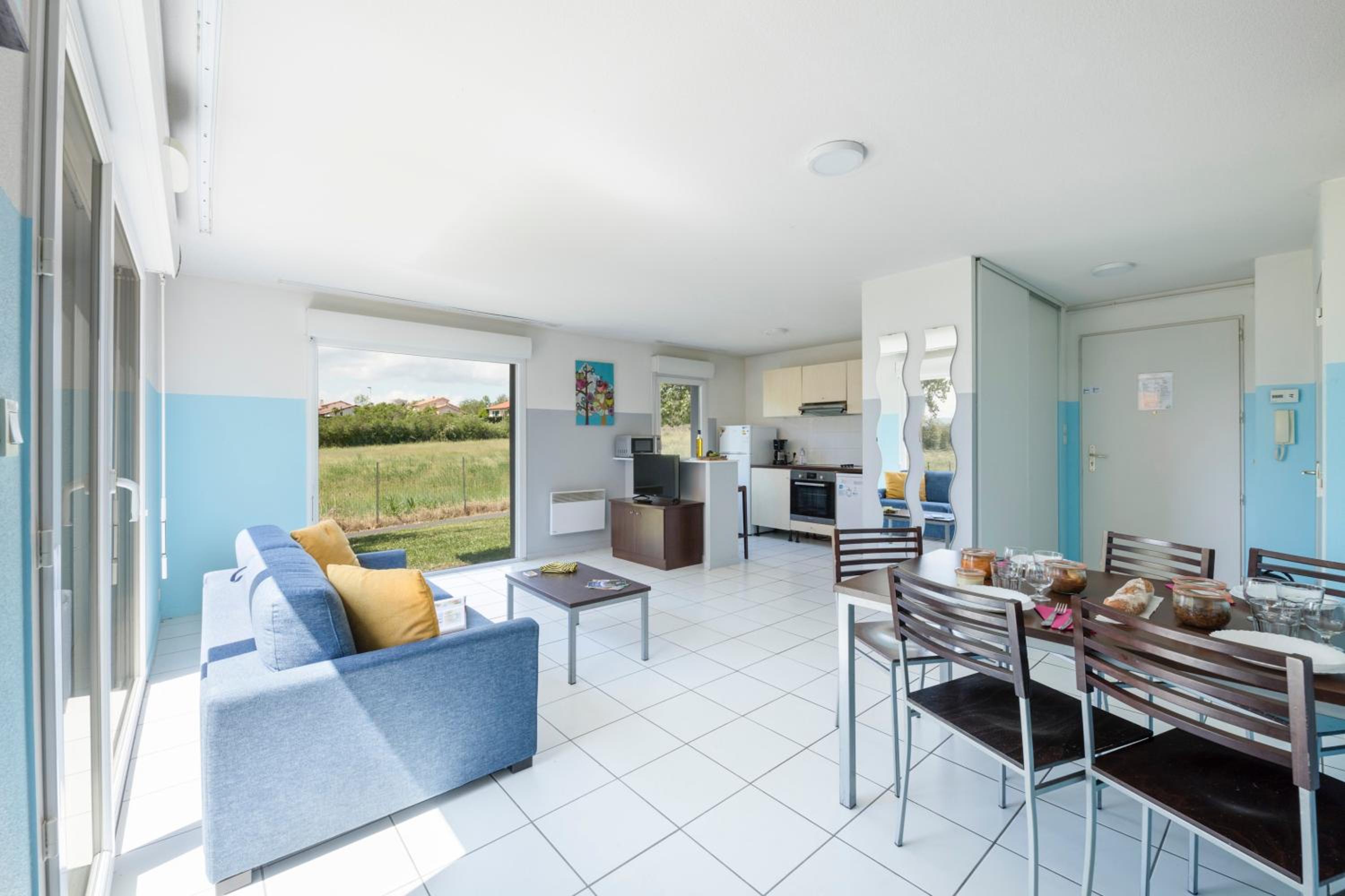 Three-Bedroom Apartment (8 Adults) - Photo 2