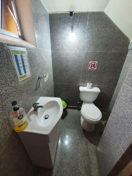Six-Bedroom House photo 3