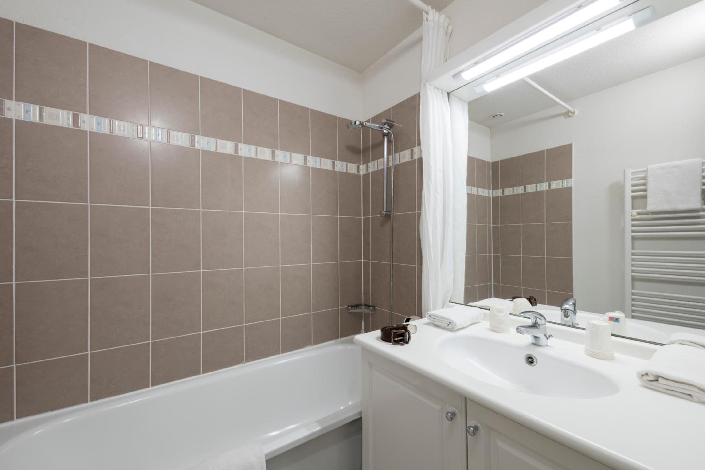 Three-Bedroom Apartment (8 Adults) - Photo 10