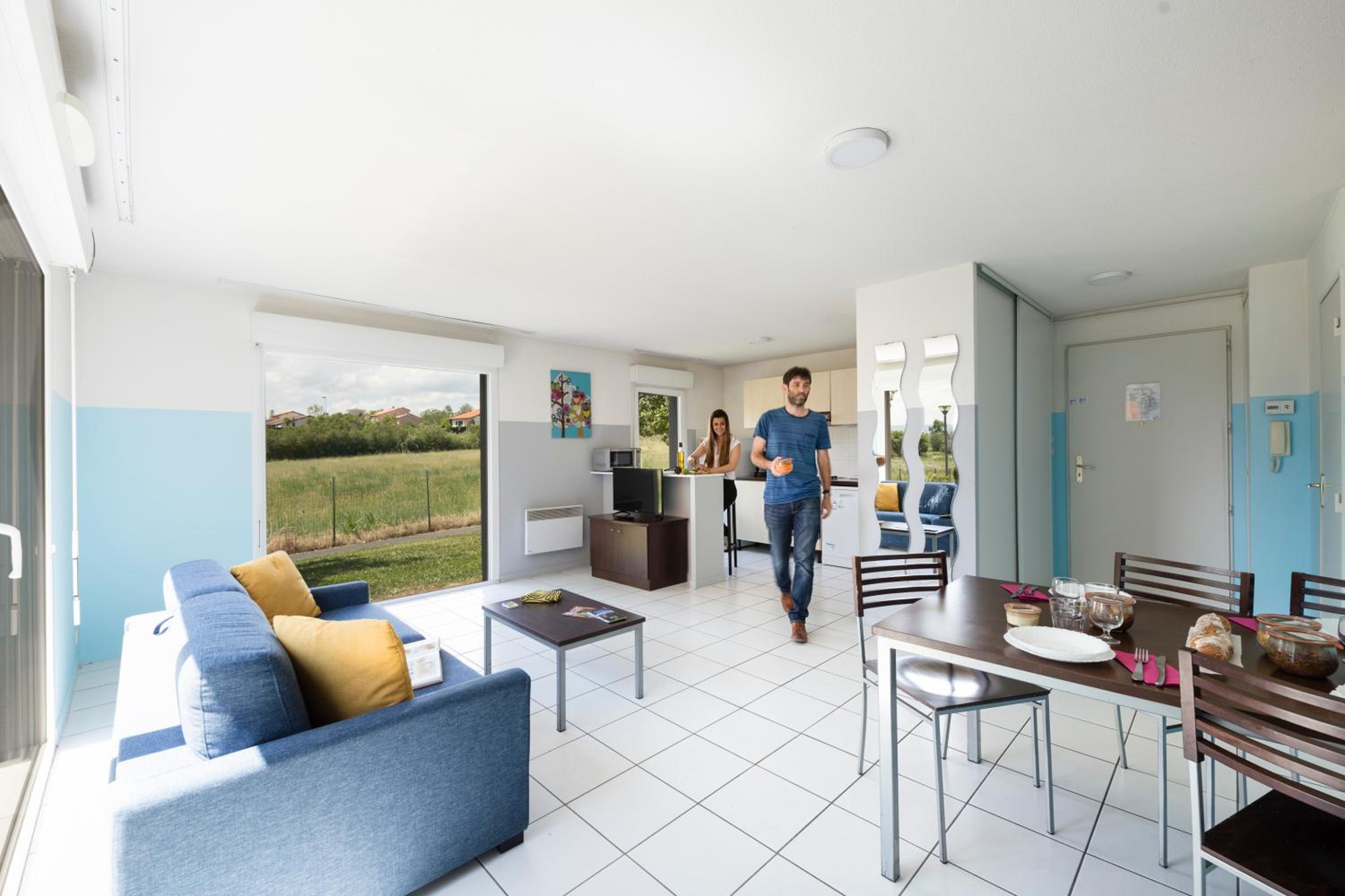 Three-Bedroom Apartment (8 Adults) - Photo 11