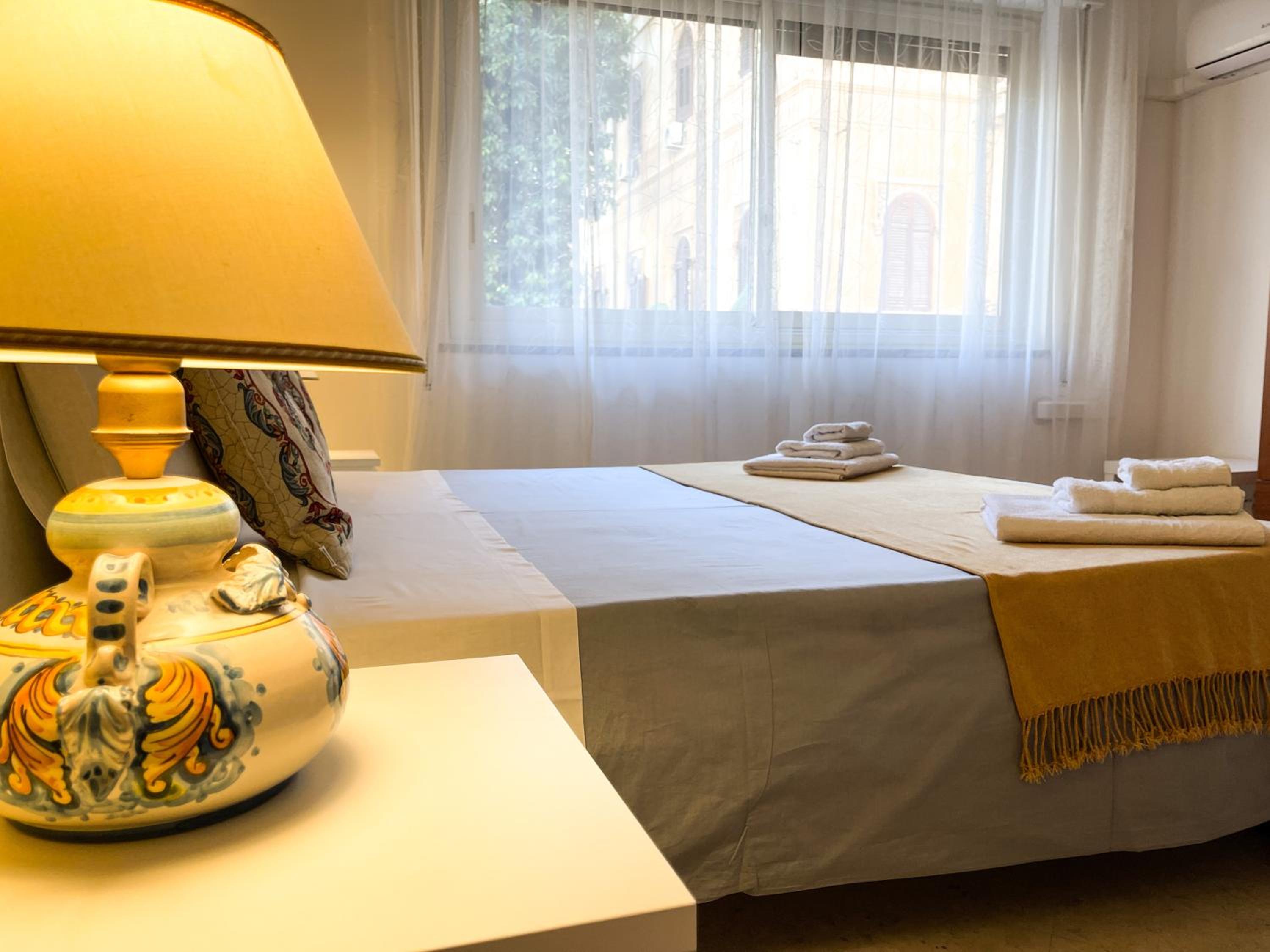 Double Room with Private External Bathroom - Photo 10