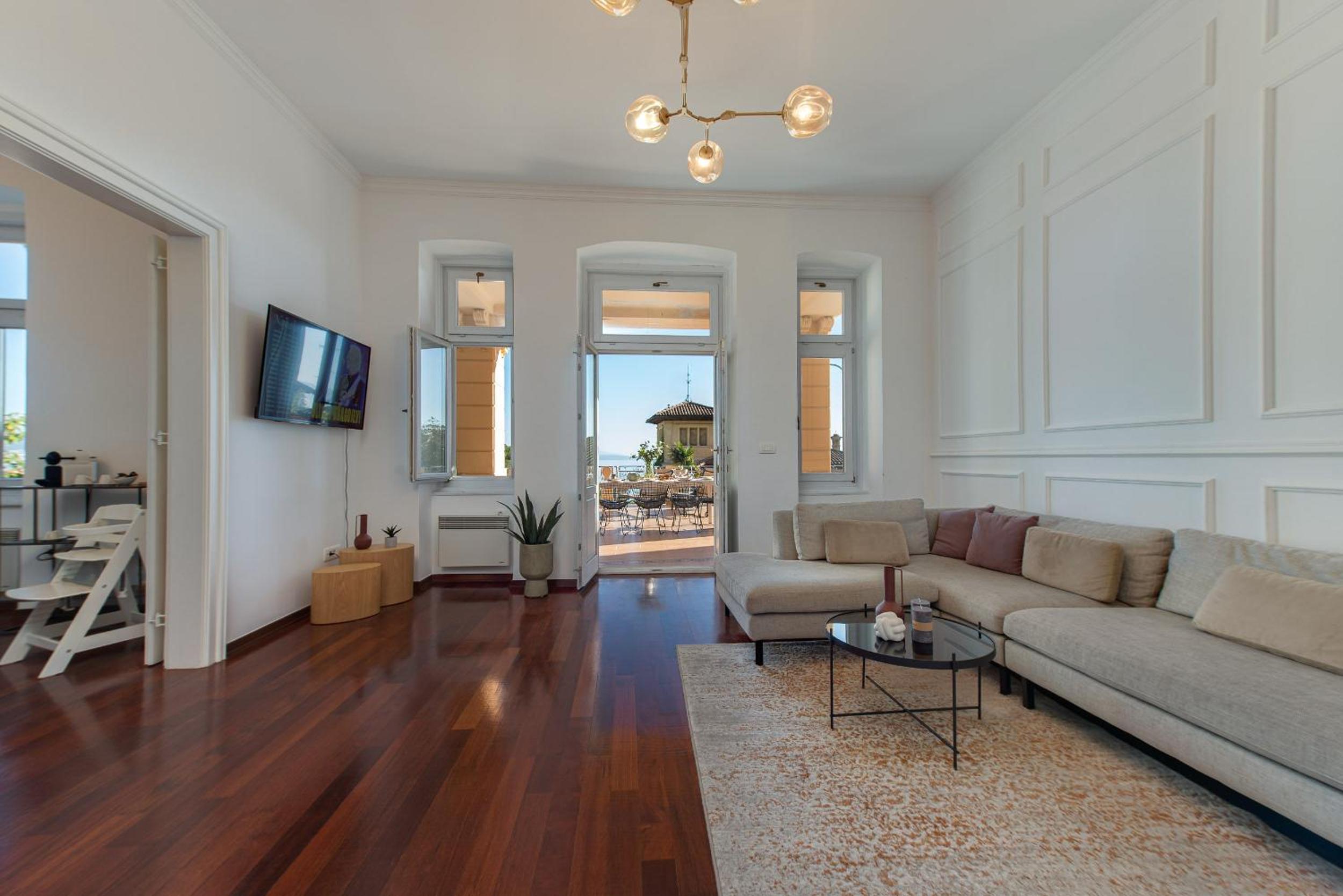 Deluxe Apartment