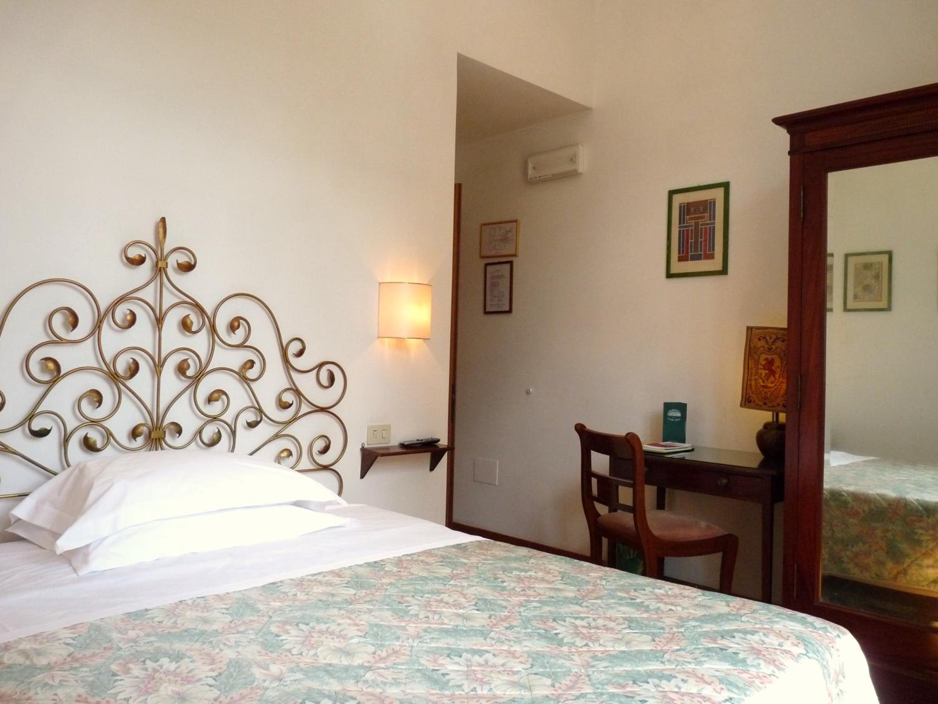 Single Room with Bathroom photo 1