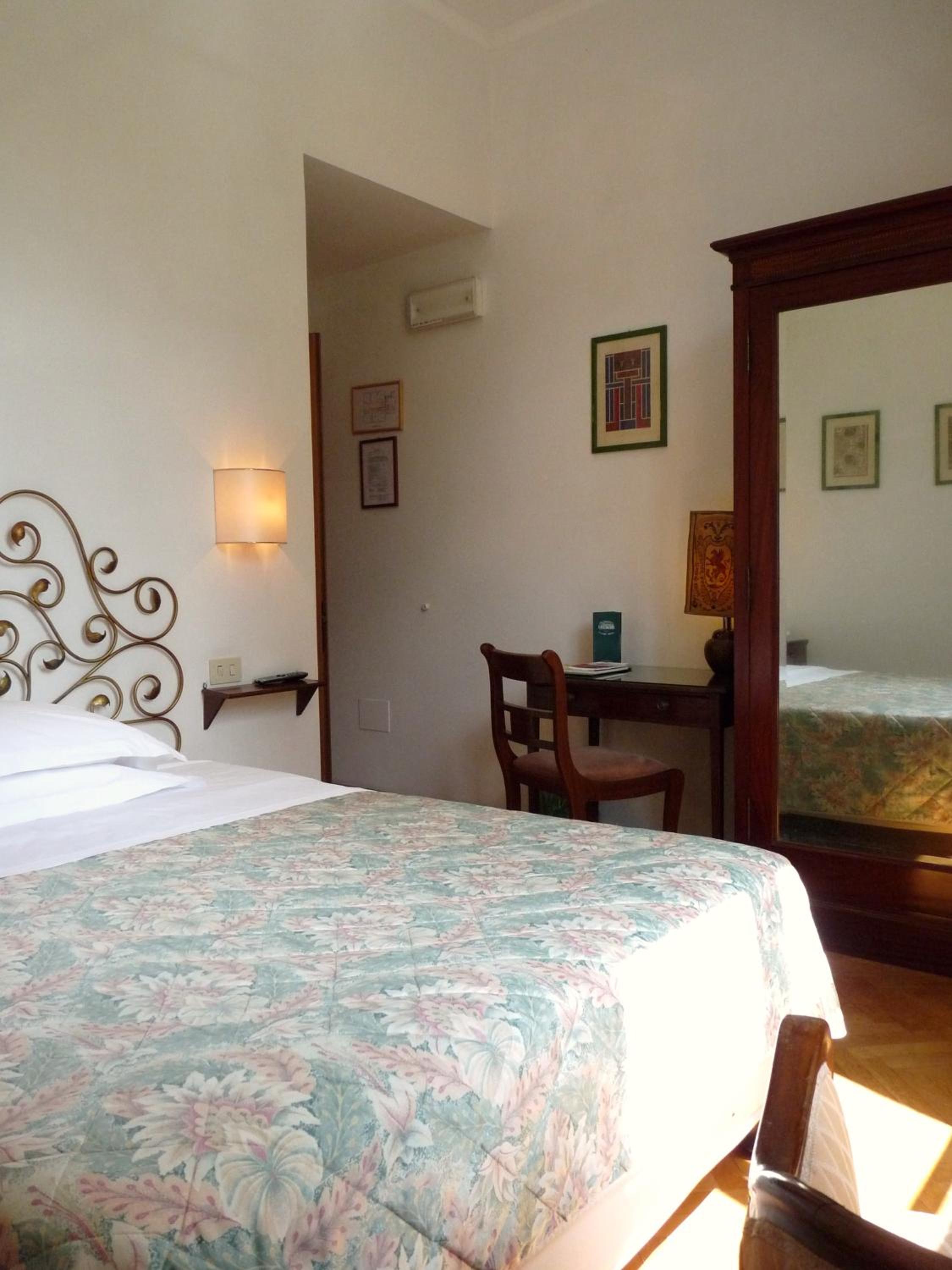 Single Room with Bathroom photo 2