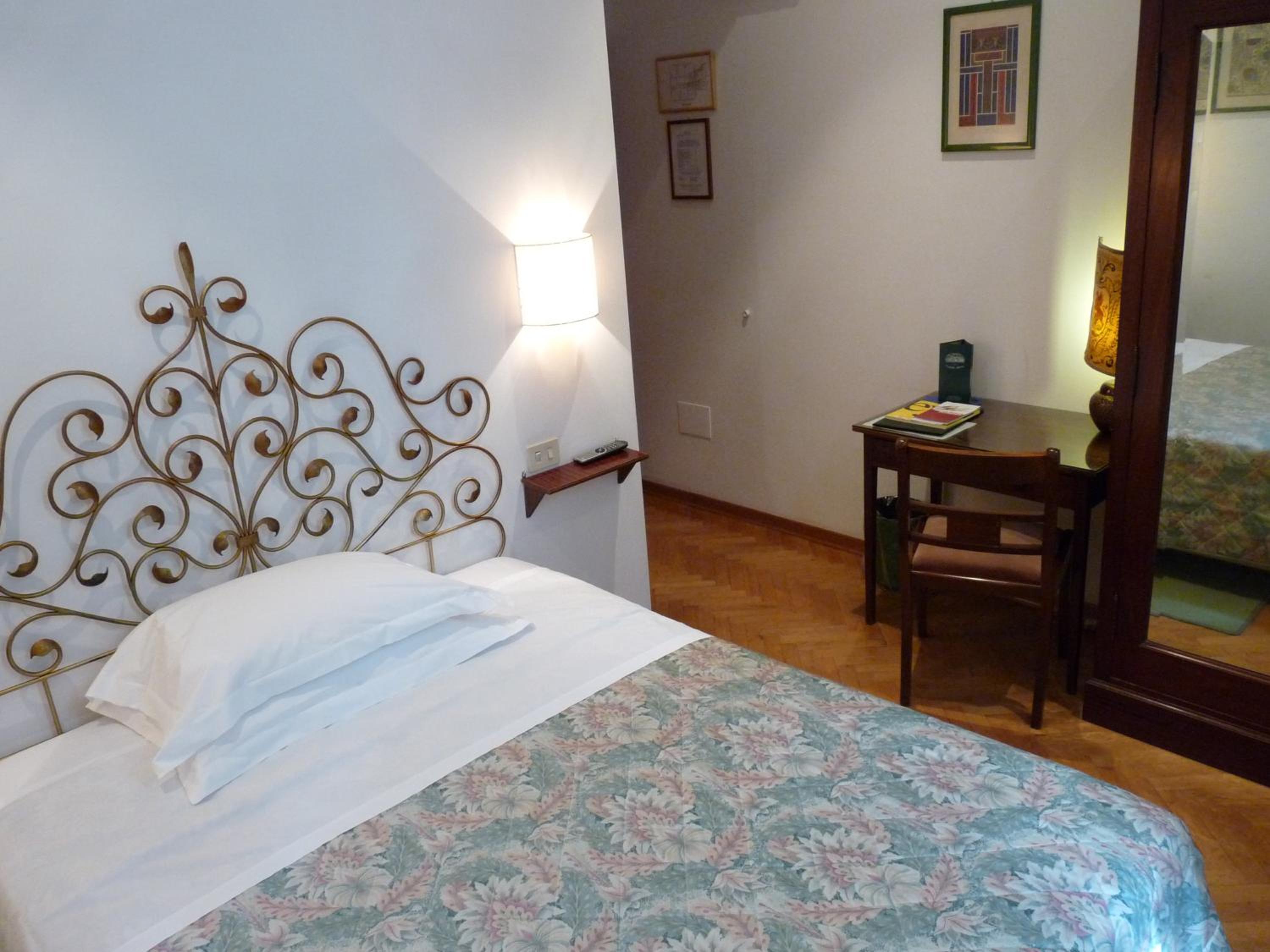 Single Room with Bathroom photo 2