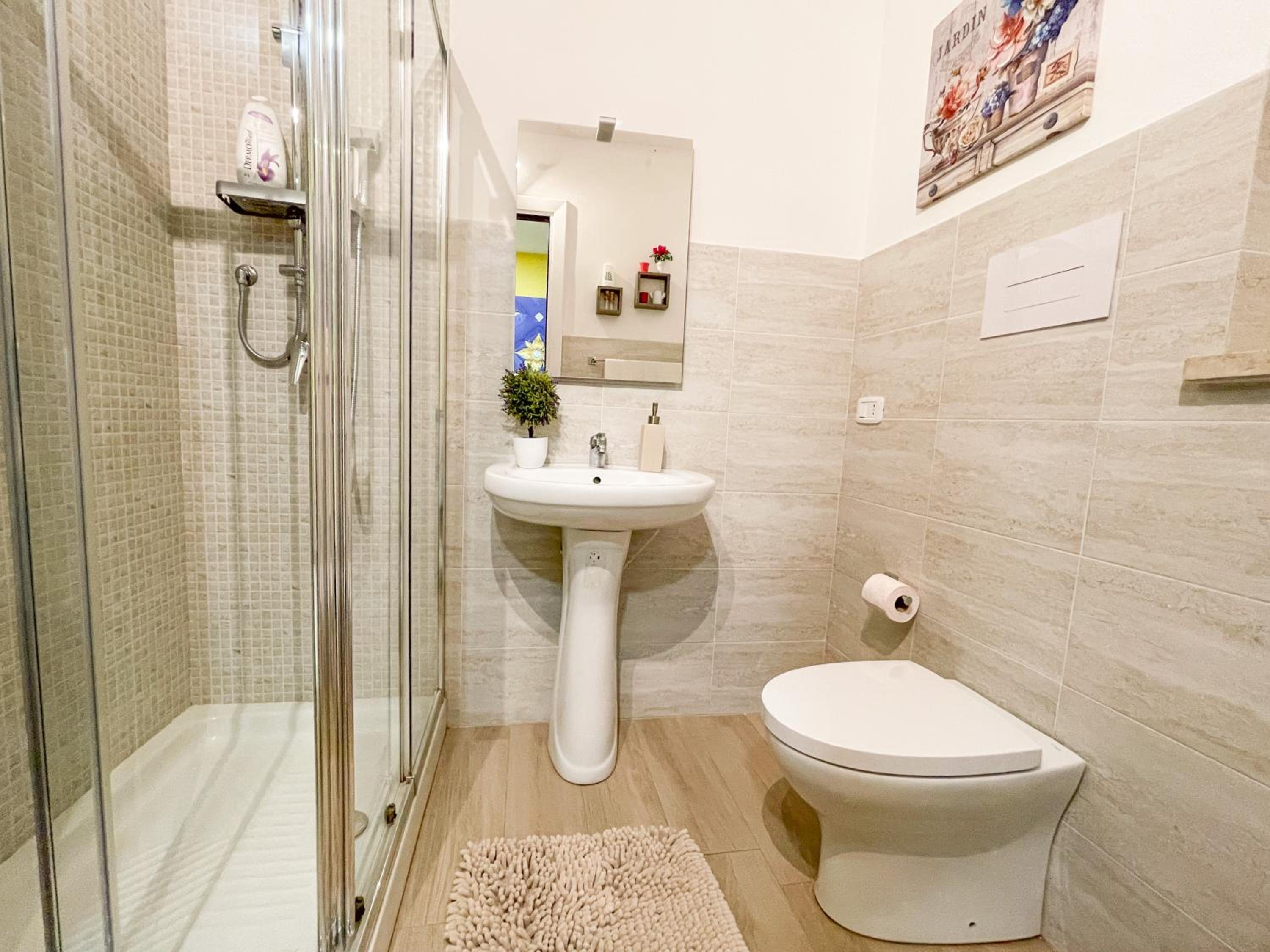 Double Room with Private External Bathroom - Photo 8