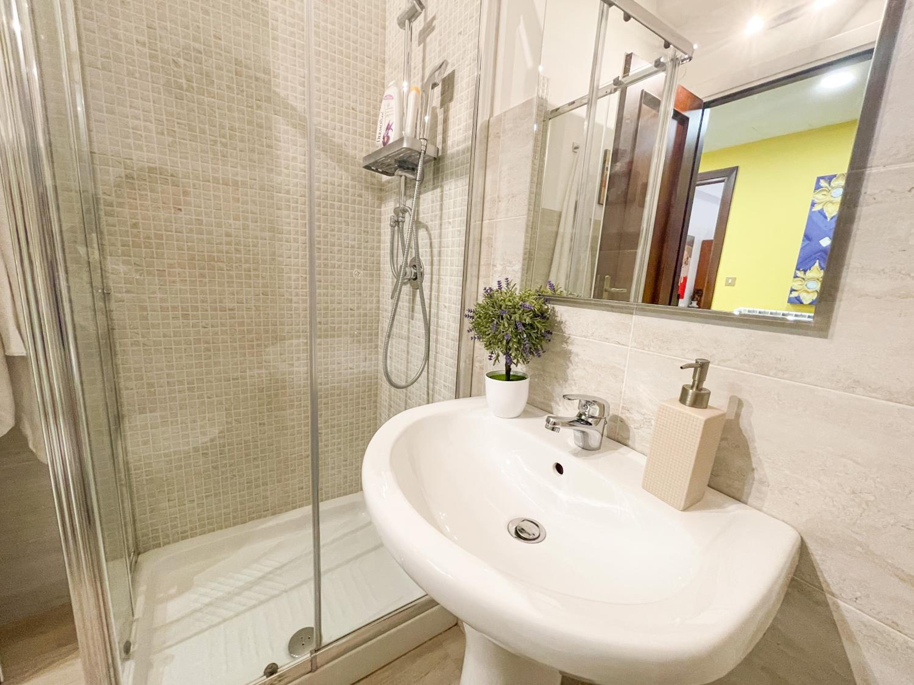Double Room with Private External Bathroom - Photo 5