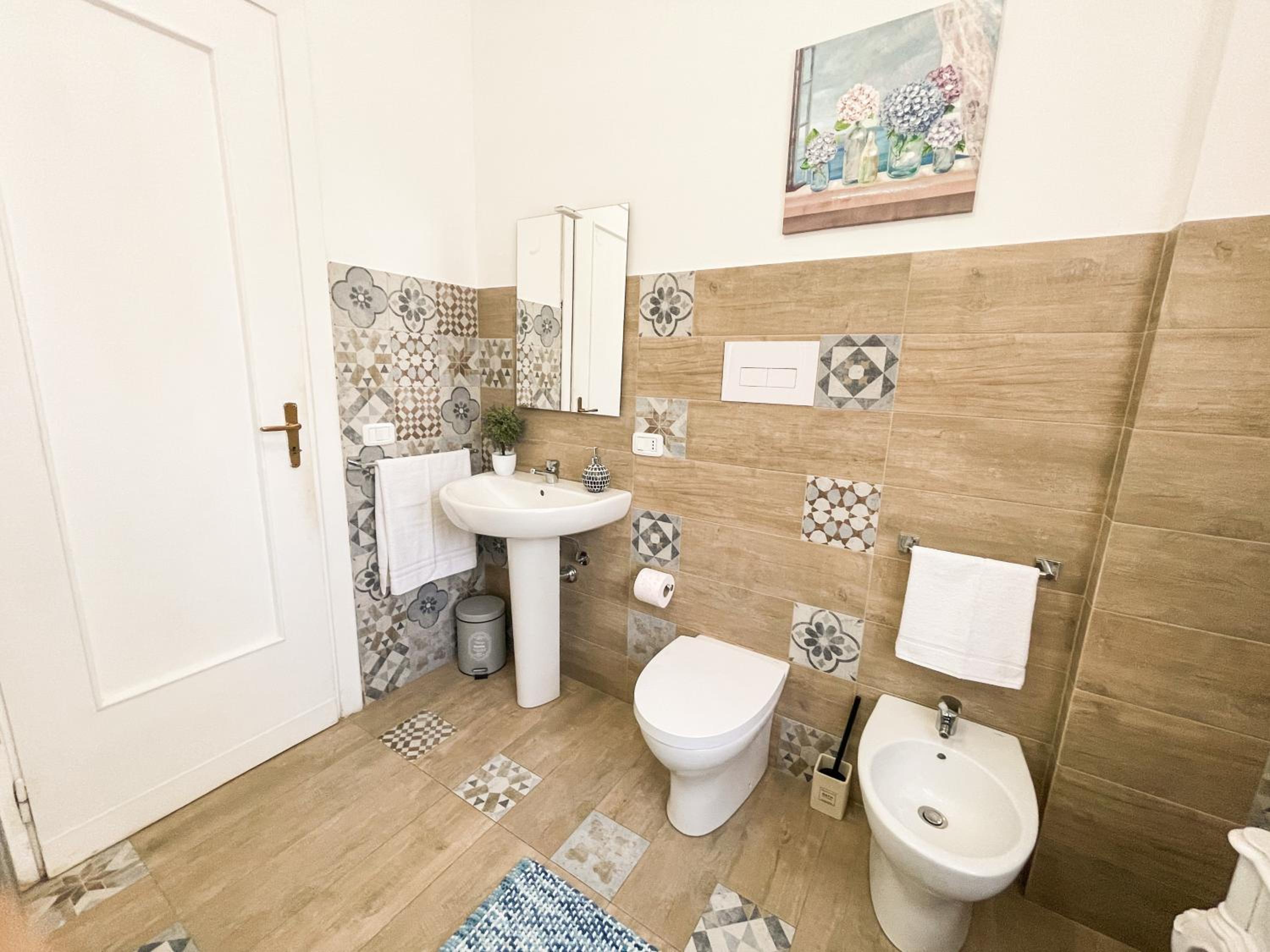 Double Room with Private Bathroom - Photo 10