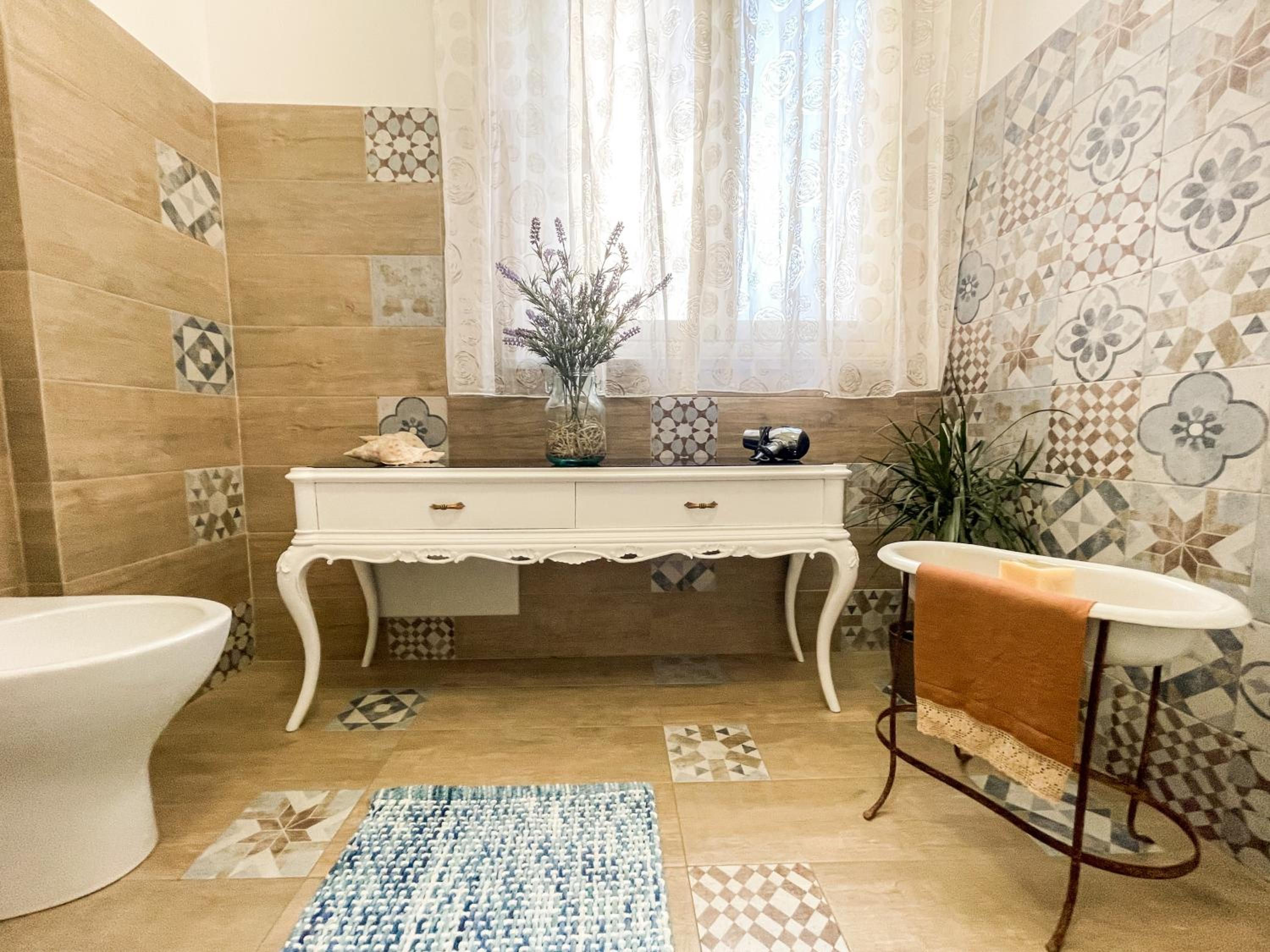Double Room with Private Bathroom - Photo 12