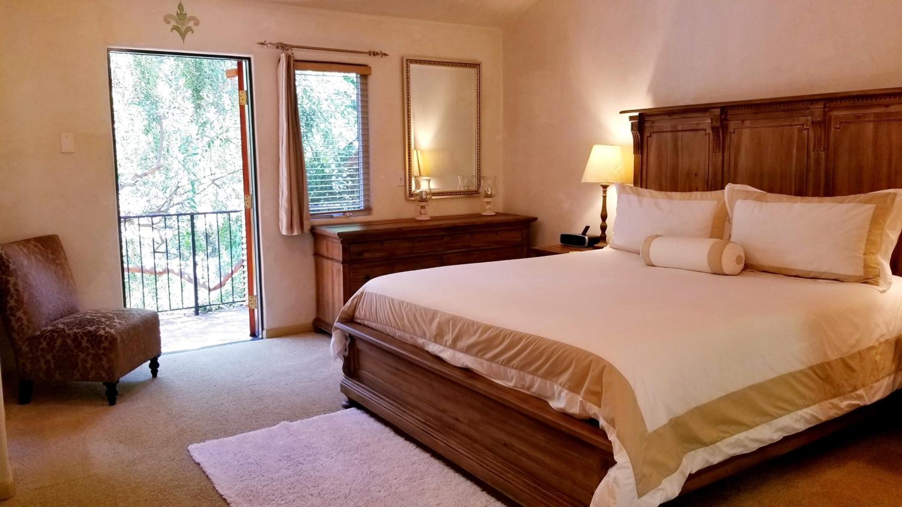 Cricket Suite - King Bed with Balcony photo 3