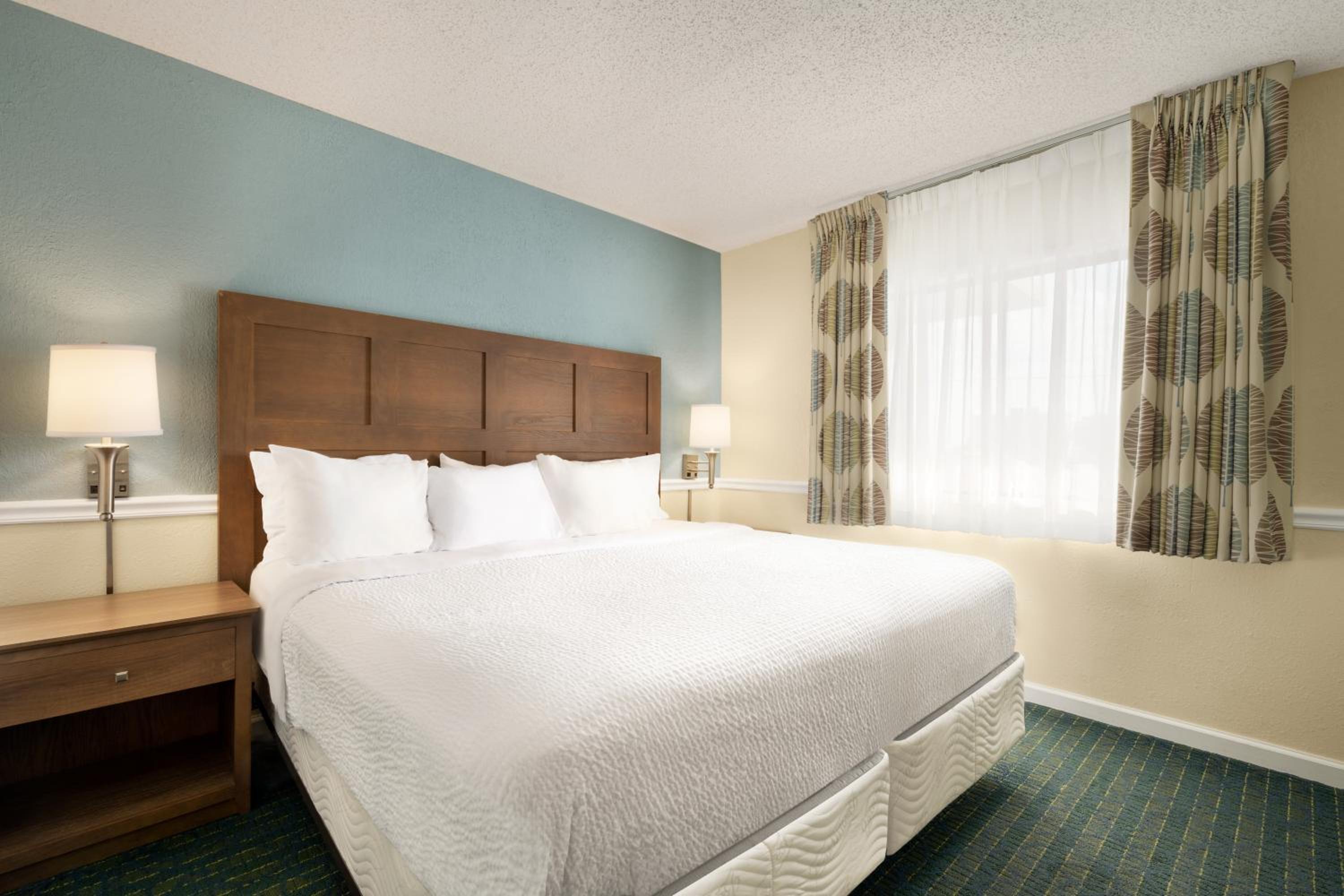 Two-Bedroom Suite with One Queen and Two Double Beds - Non-Smoking photo 3