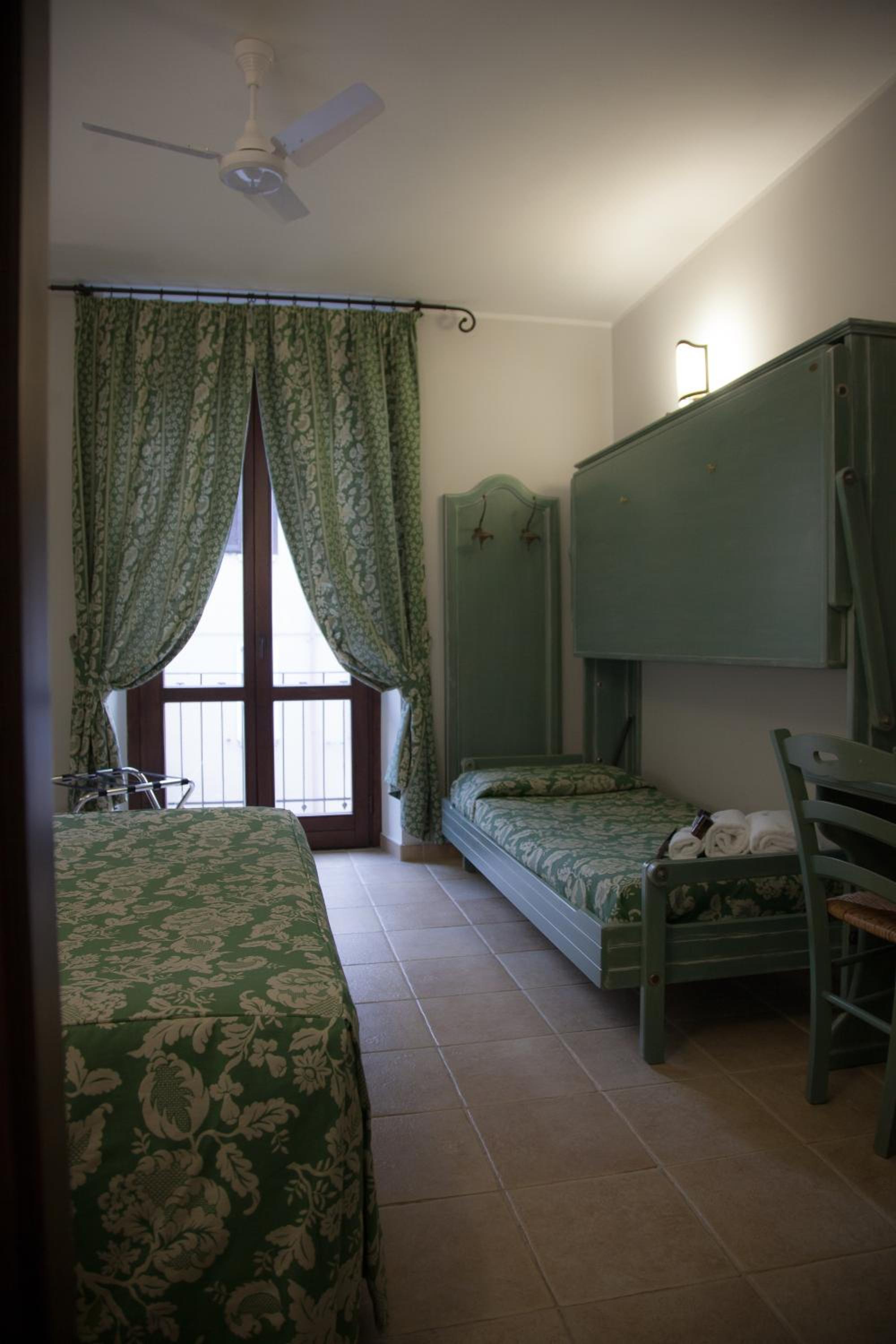 Triple Room with Balcony - Photo 10