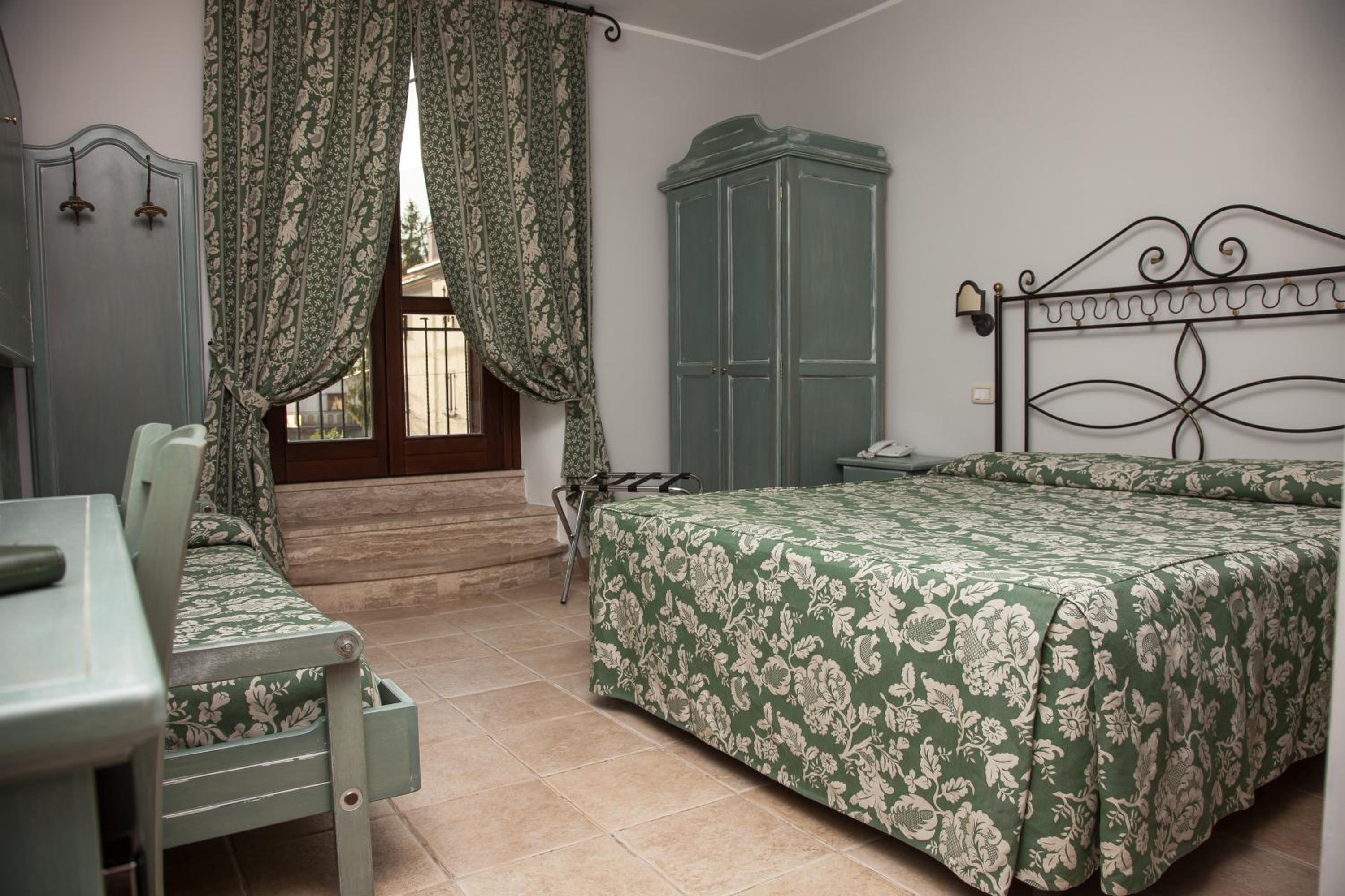 Triple Room with Balcony - Photo 11