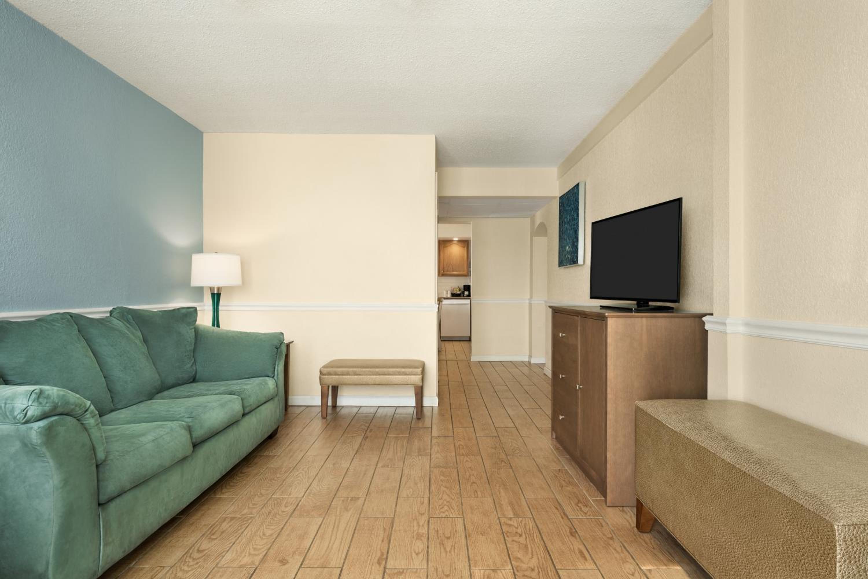 Two-Bedroom Suite with One Queen and Two Double Beds - Non-Smoking photo 2