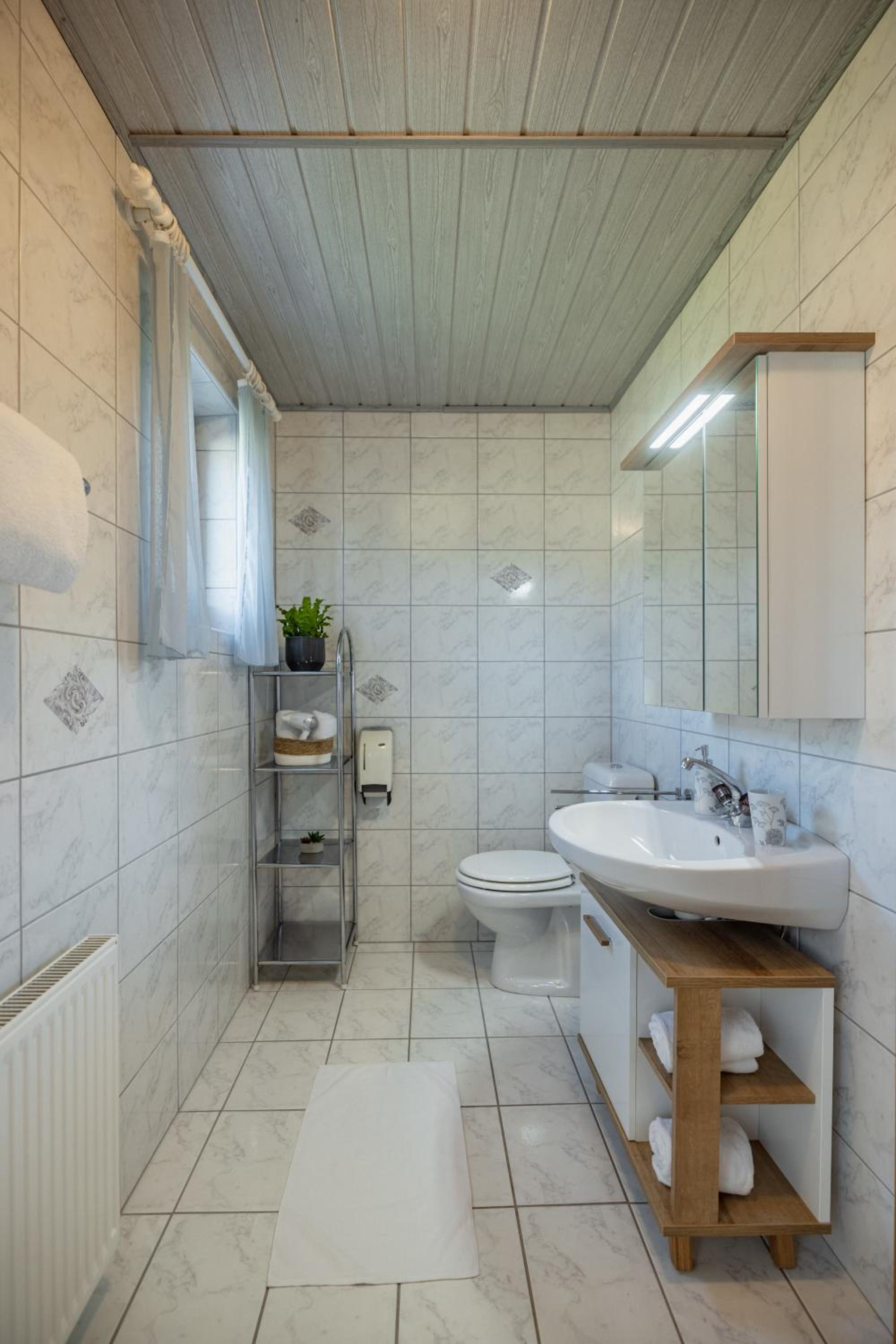Double Room with Balcony - Photo 8