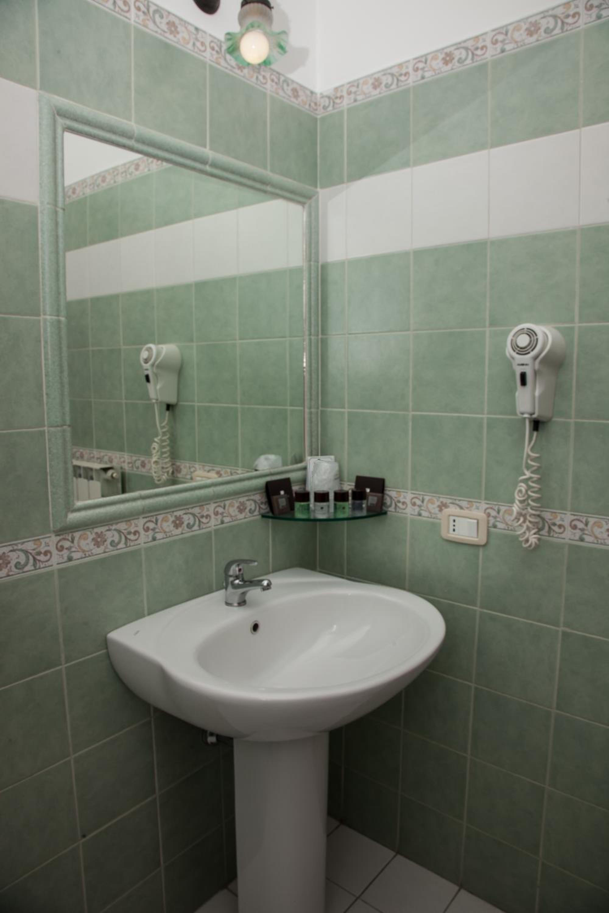 Triple Room with Balcony - Photo 4