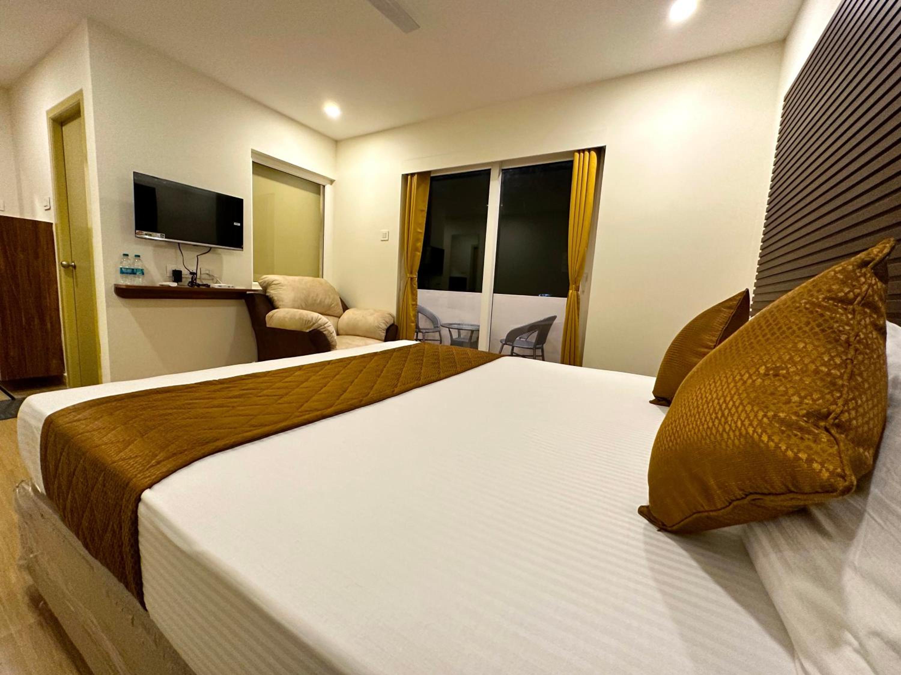 Double Room with Lake View - Photo 6