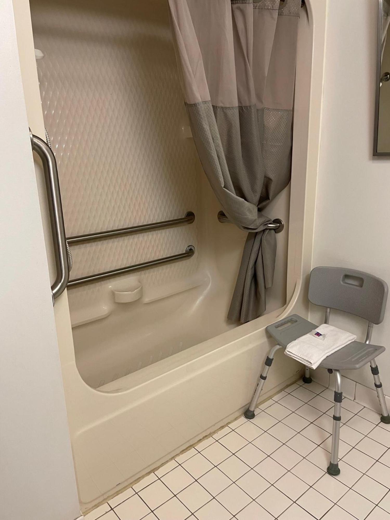 Queen Room - Disability Access - Non-Smoking photo 3