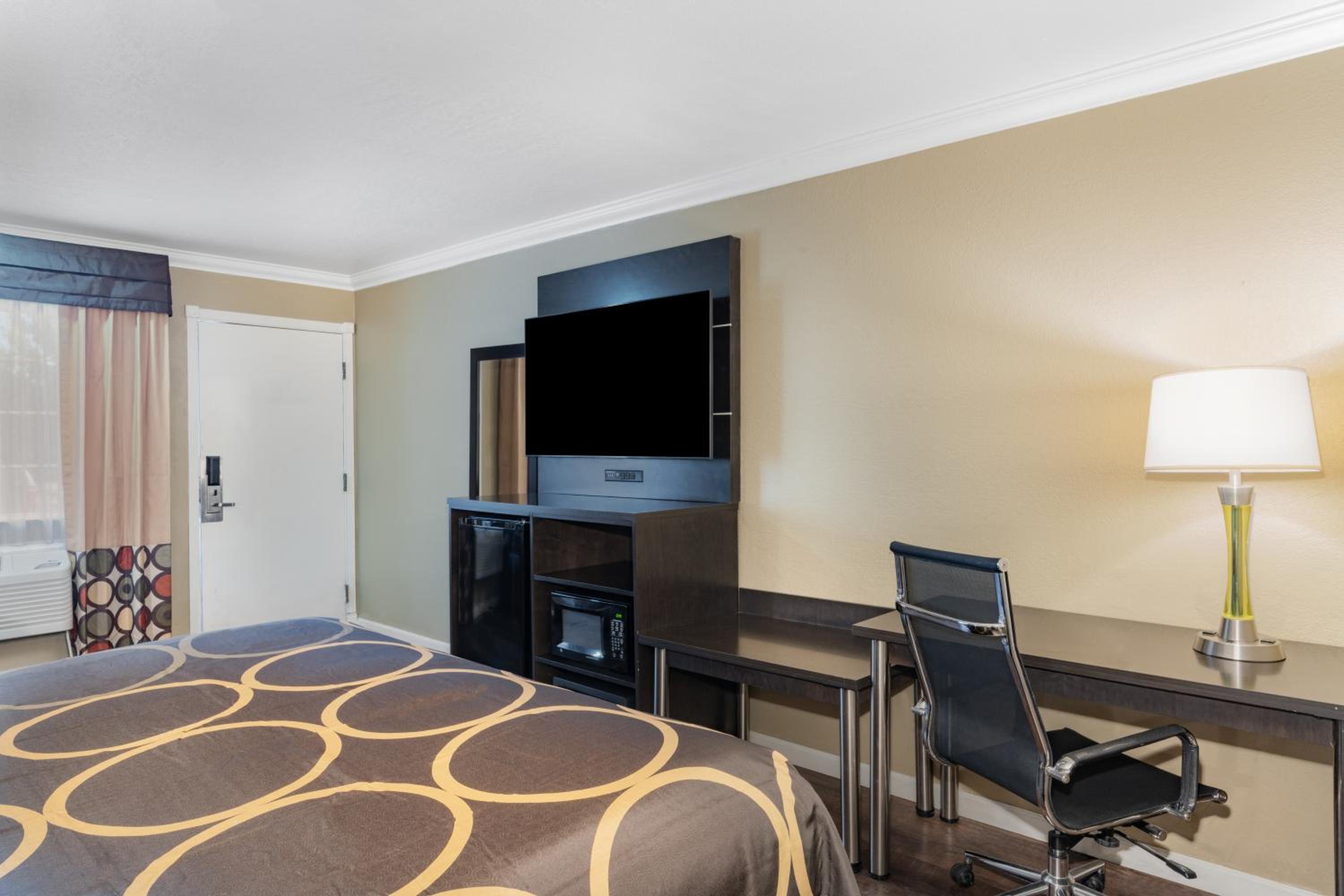 King Room With Mobility/Hearing Impaired Access - Non-Smoking