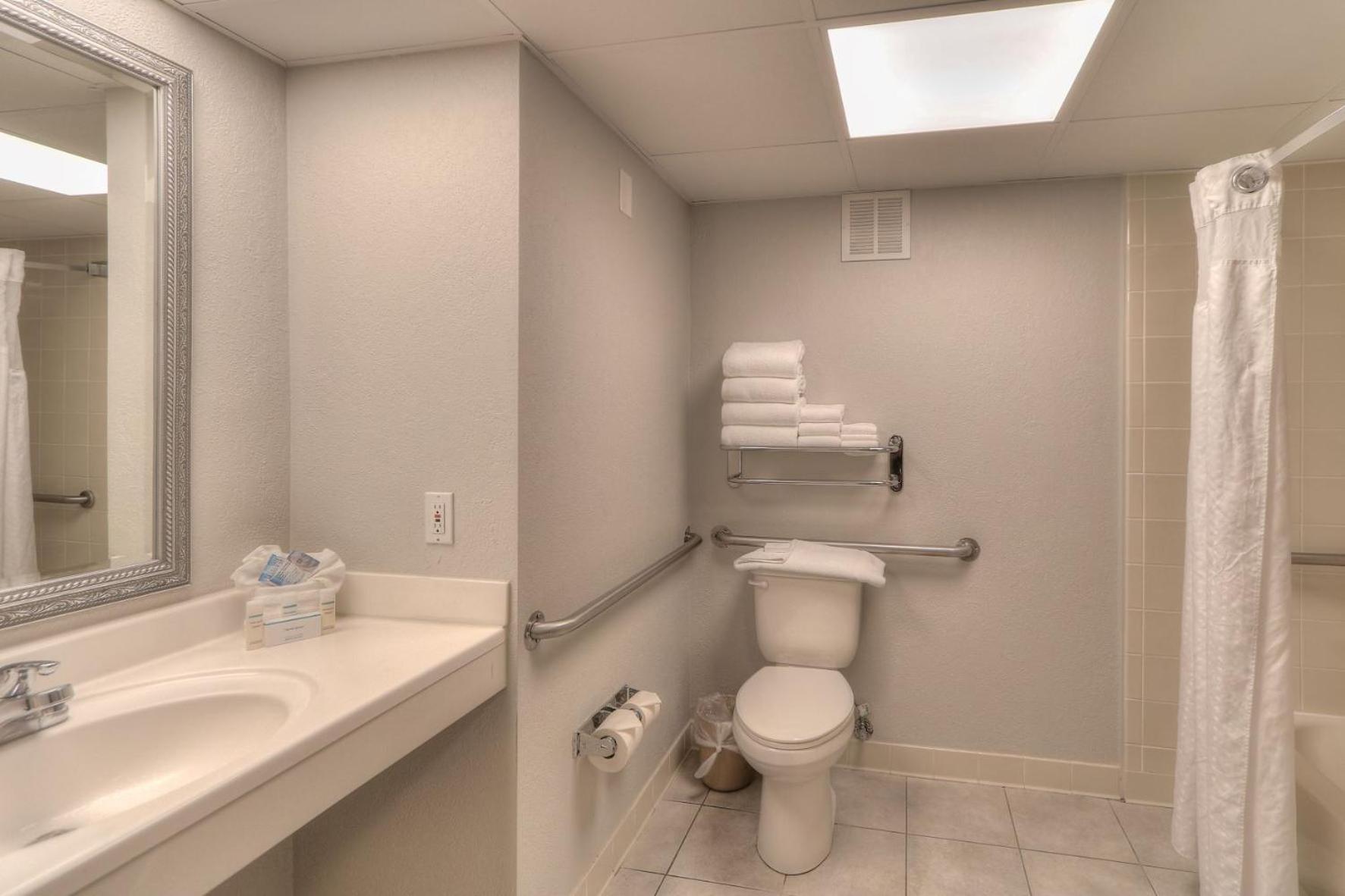 Queen Room Accessible With Grab Bar Bathtub photo 3
