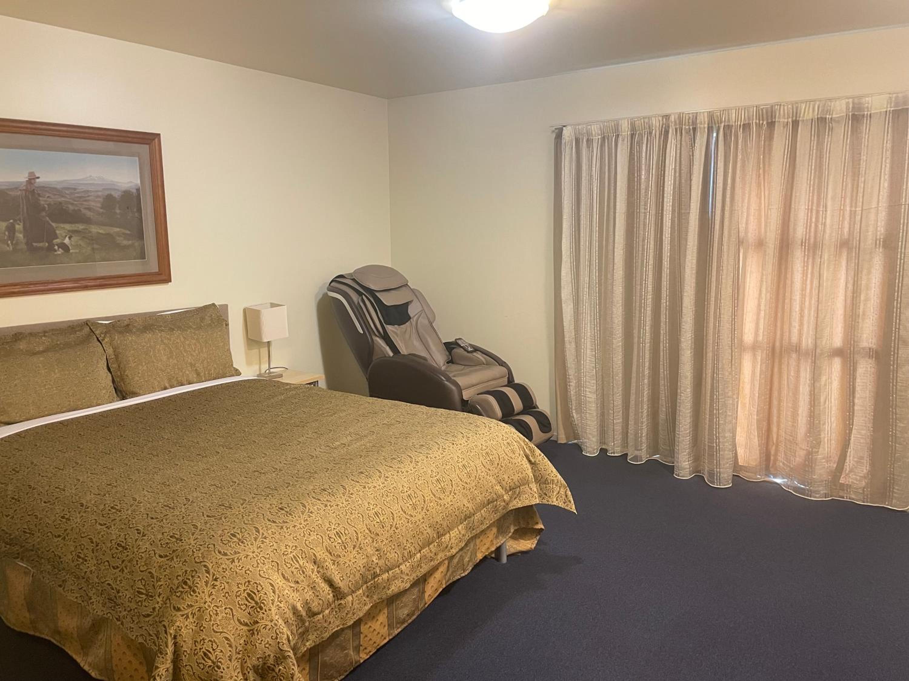 Executive Queen Room with Balcony - Photo 6