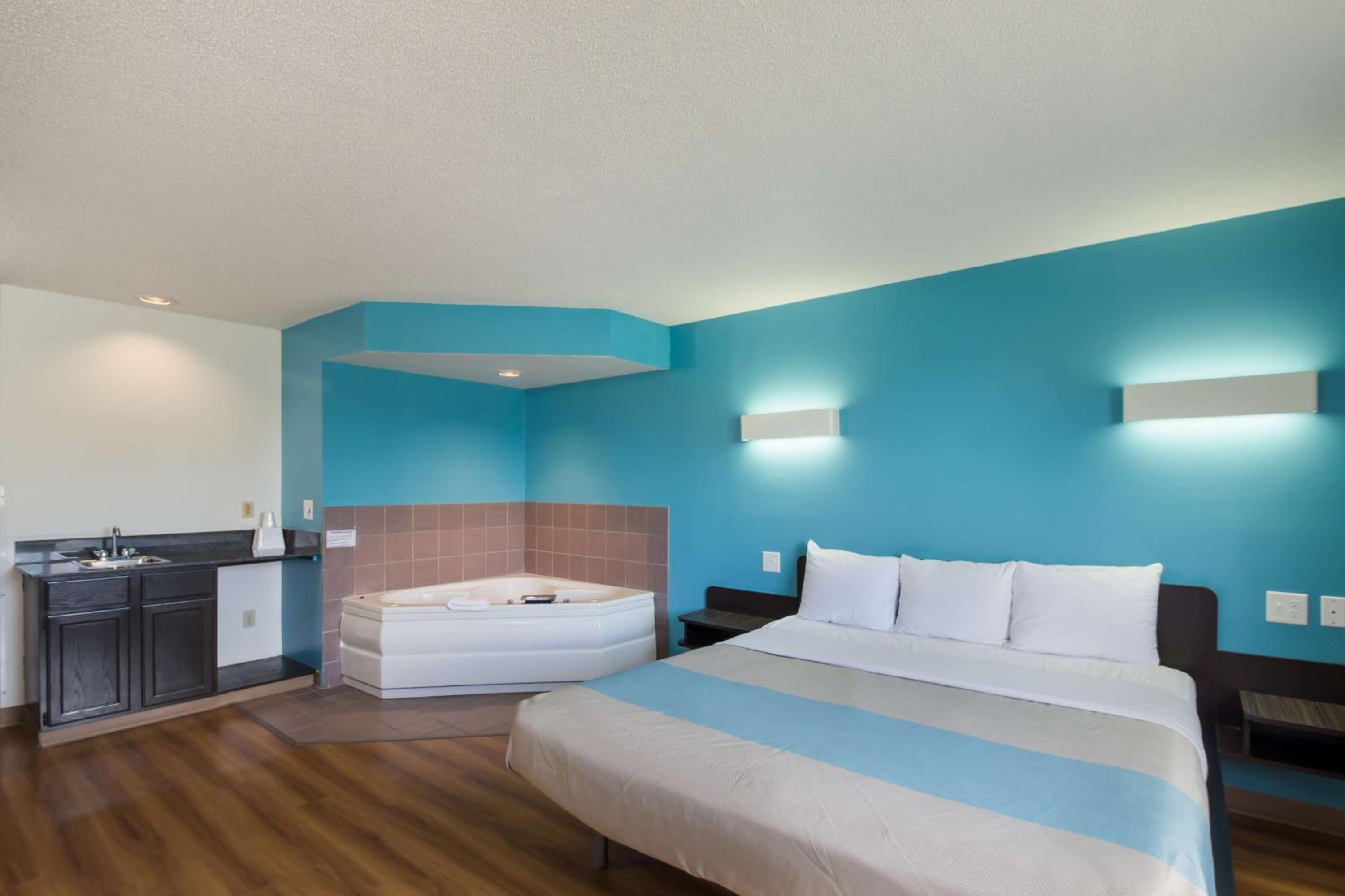 King Suite with Spa Bath - Non-Smoking - Photo 1