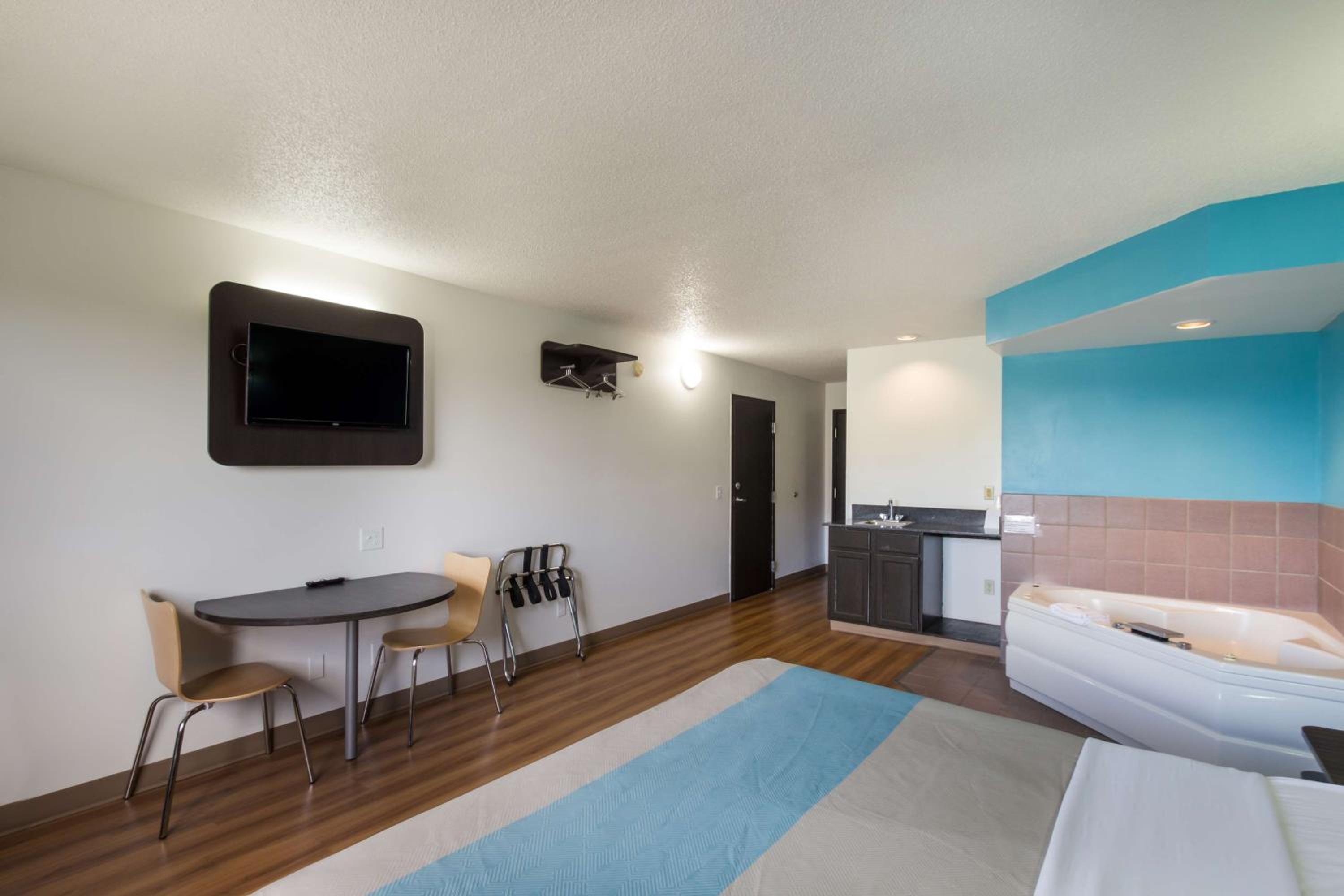 King Suite with Spa Bath - Non-Smoking - Photo 3