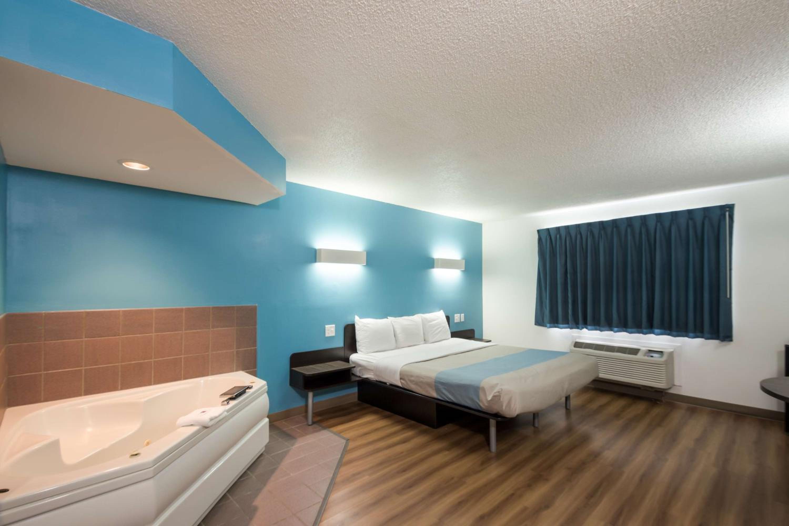 King Suite with Spa Bath - Non-Smoking - Photo 4