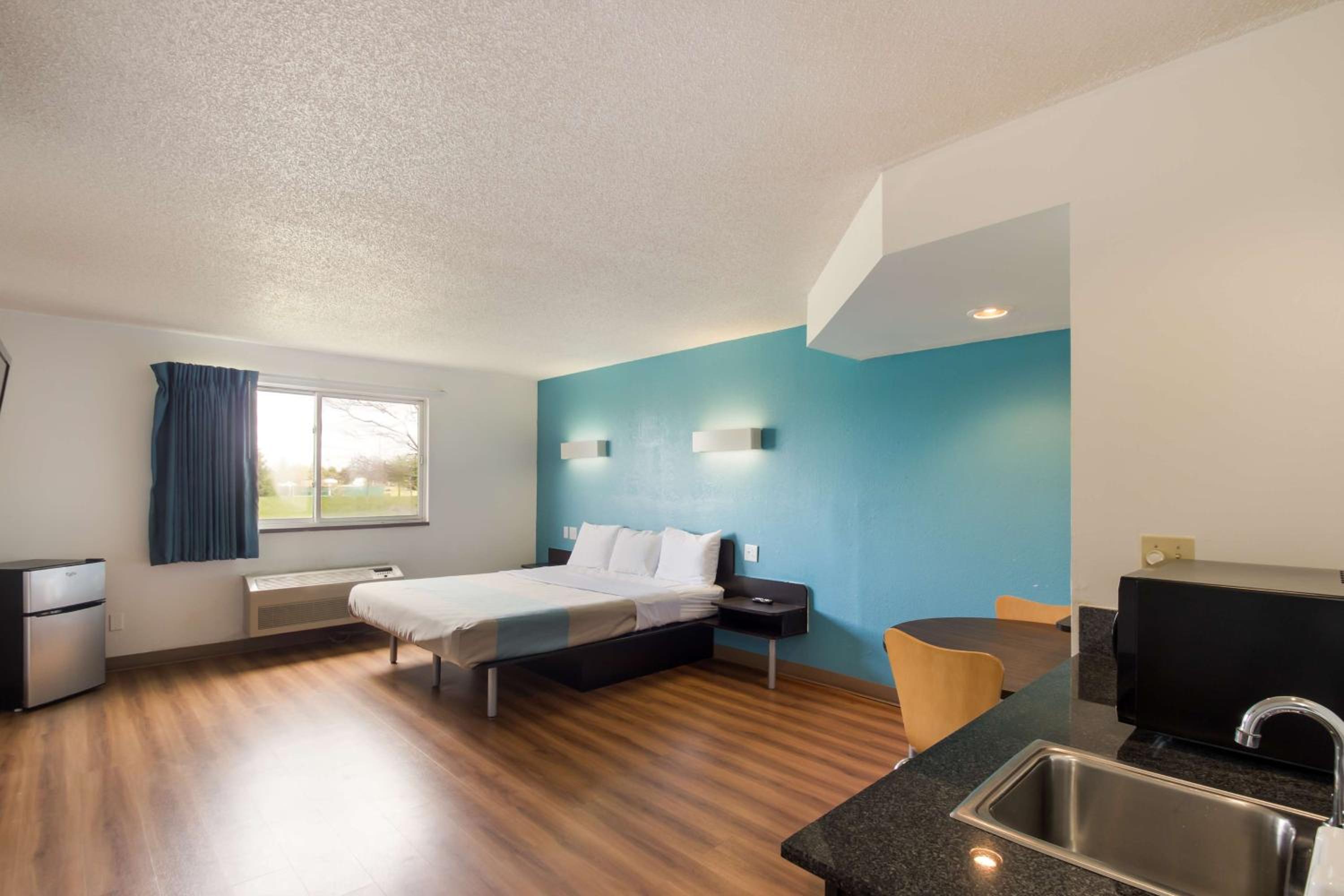 Deluxe King Room - Non-Smoking - Photo 2