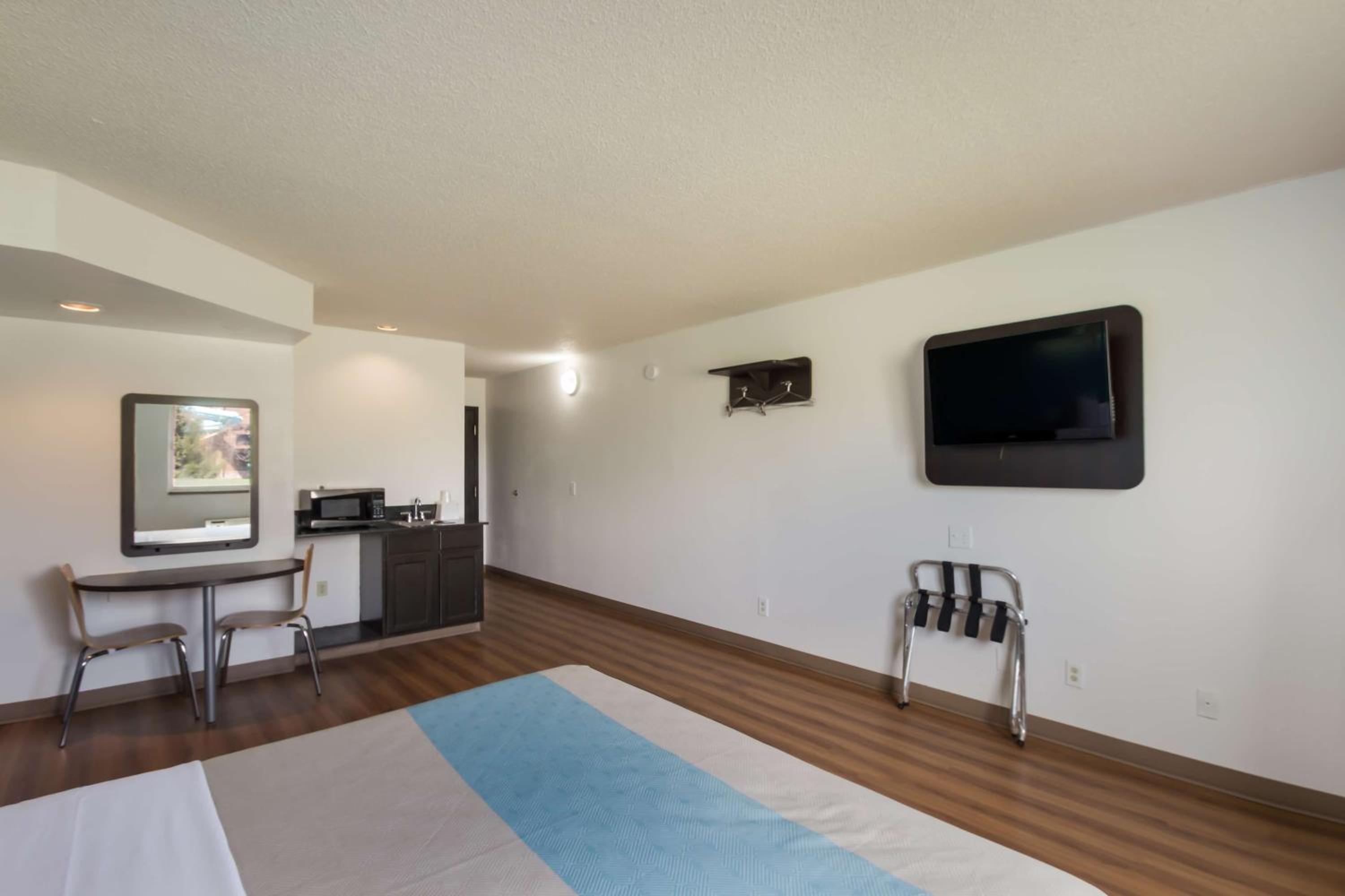 Deluxe King Room - Non-Smoking - Photo 3