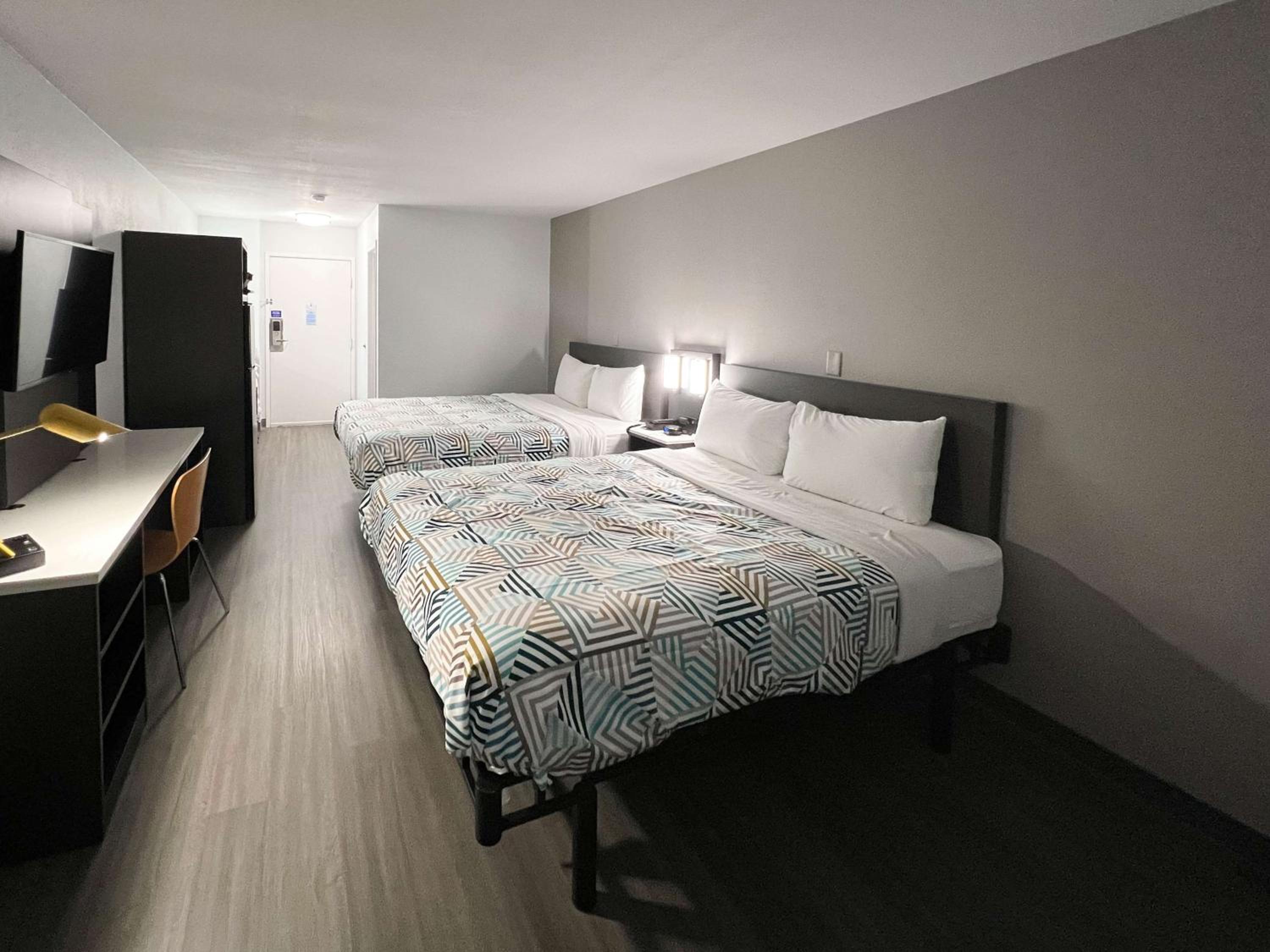 Deluxe Queen Room with Two Queen Beds - Non-Smoking - Photo 19