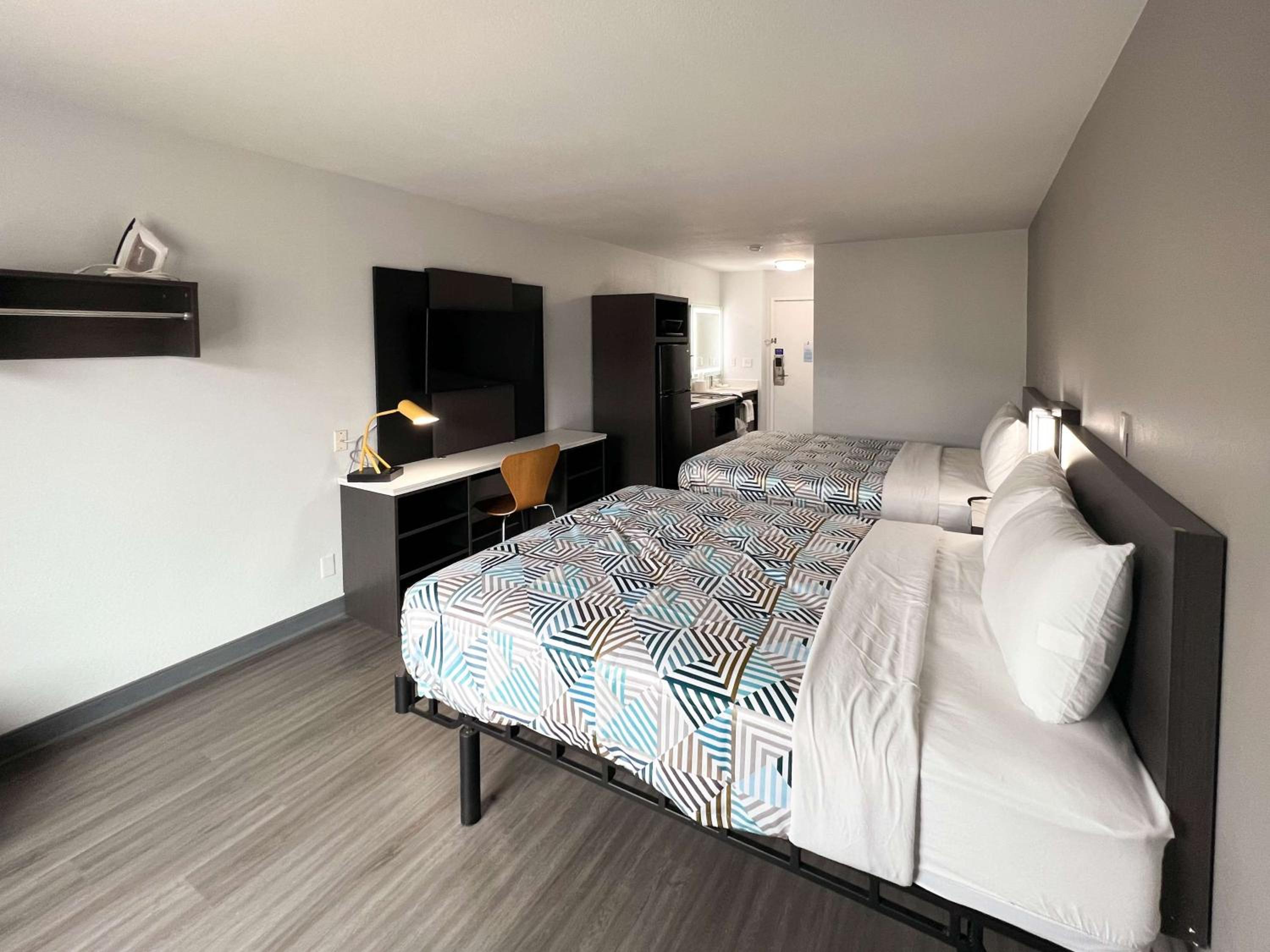 Deluxe Queen Room with Two Queen Beds - Non-Smoking - Photo 21