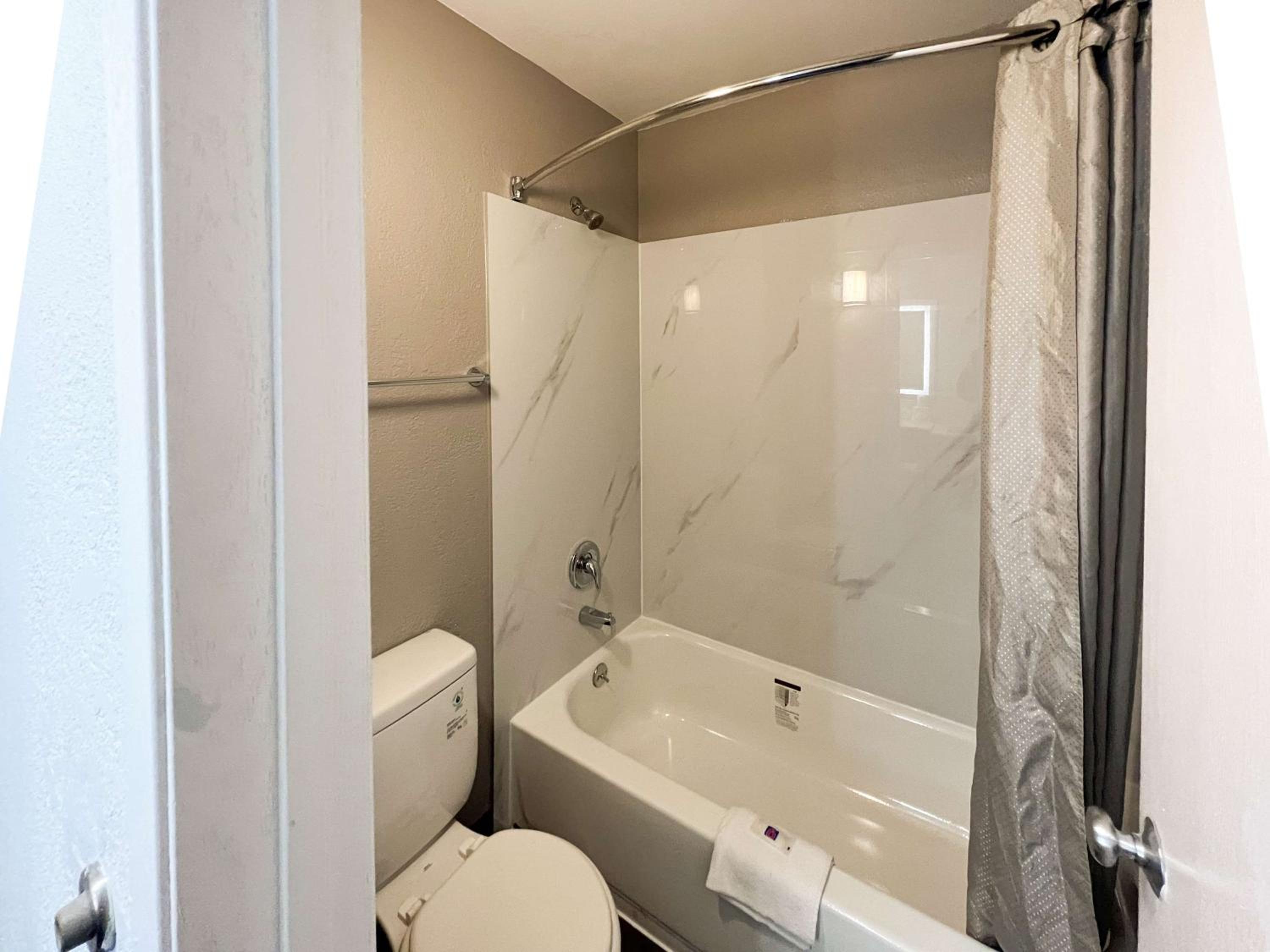 Deluxe Queen Room with Two Queen Beds - Non-Smoking - Photo 20