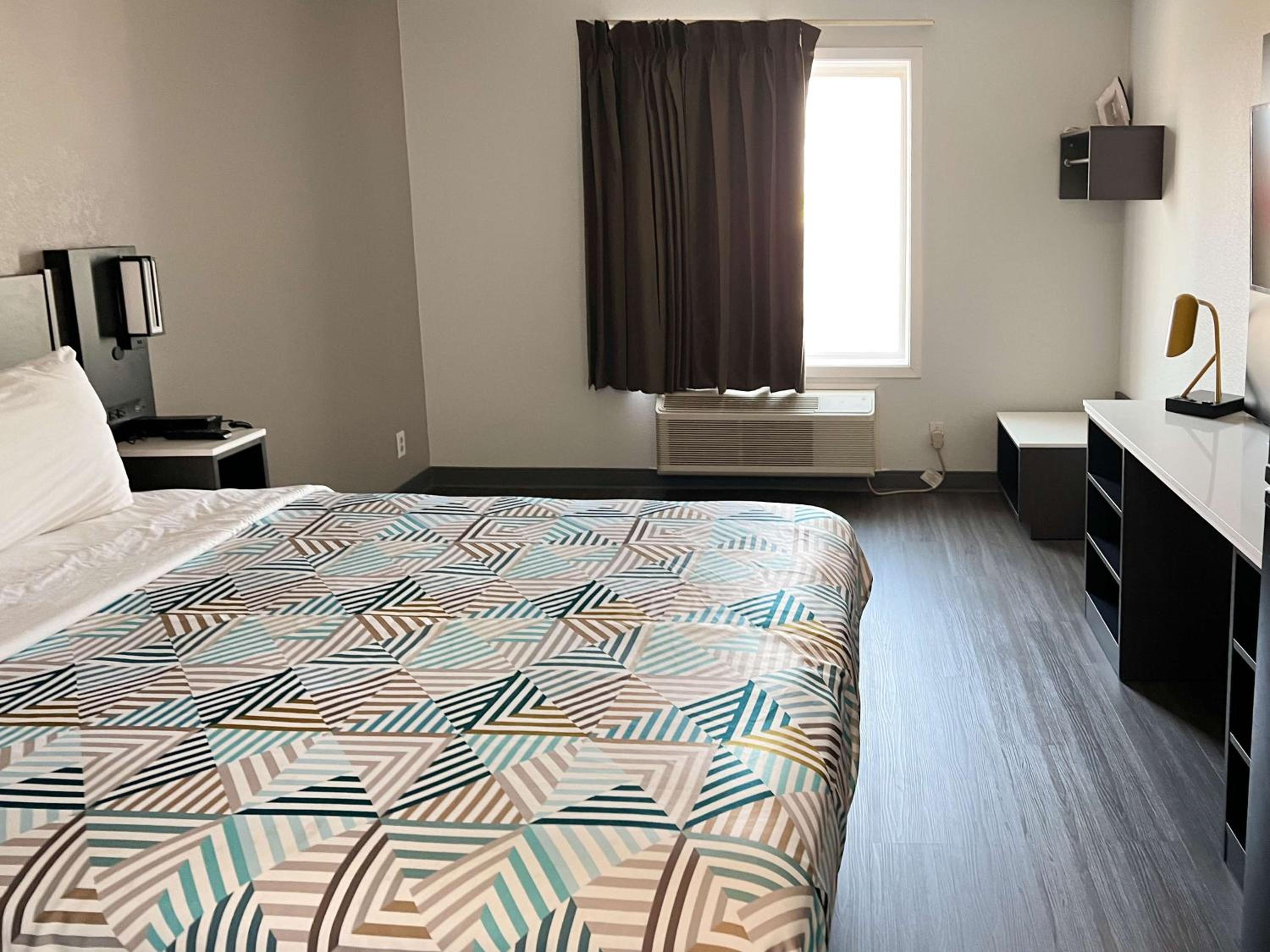 Queen Room - Disability Access - Roll in Shower - Photo 1