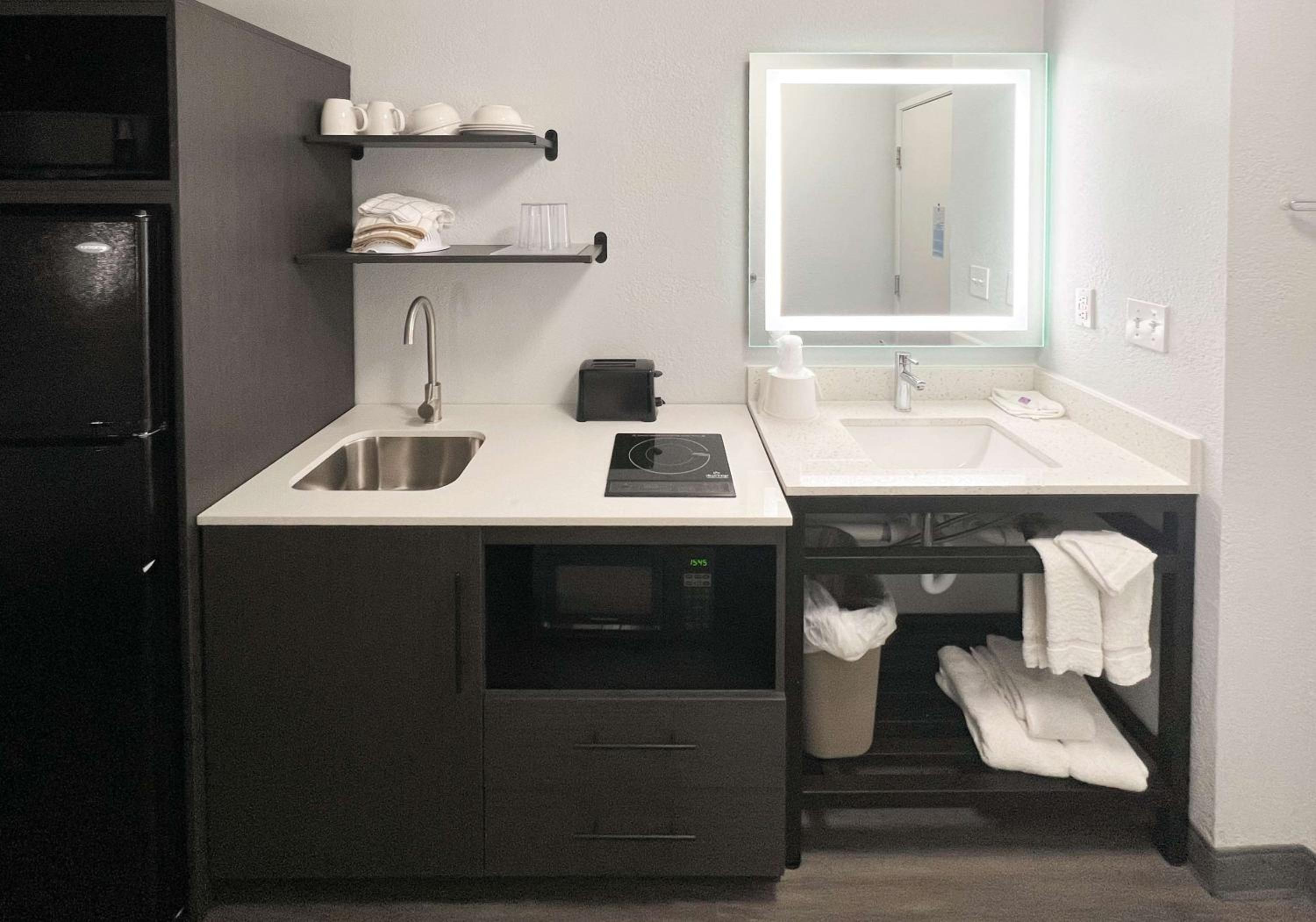 Queen Room - Disability Access - Roll in Shower - Photo 3