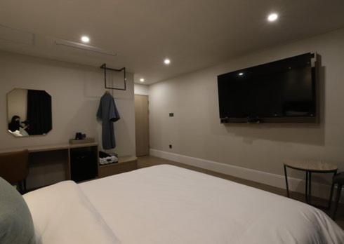 Standard Double Room - Photo 11