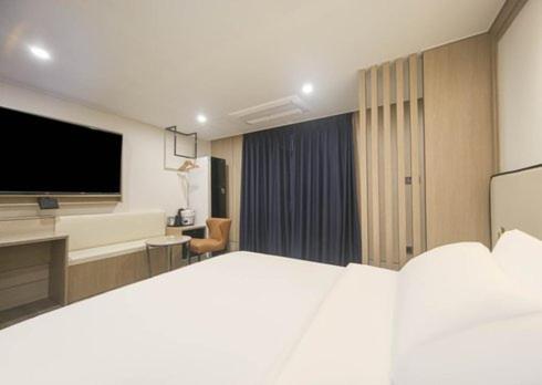 Standard Double Room - Photo 13