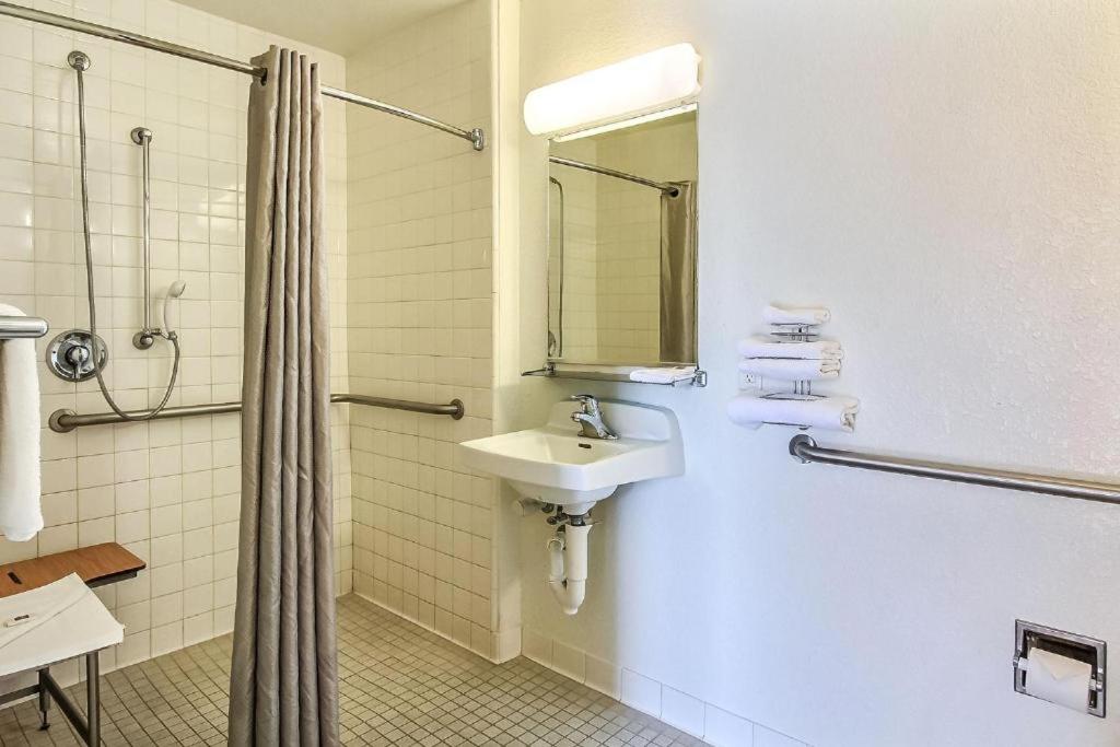 Double Room - Disability Access - Roll In Shower photo 2