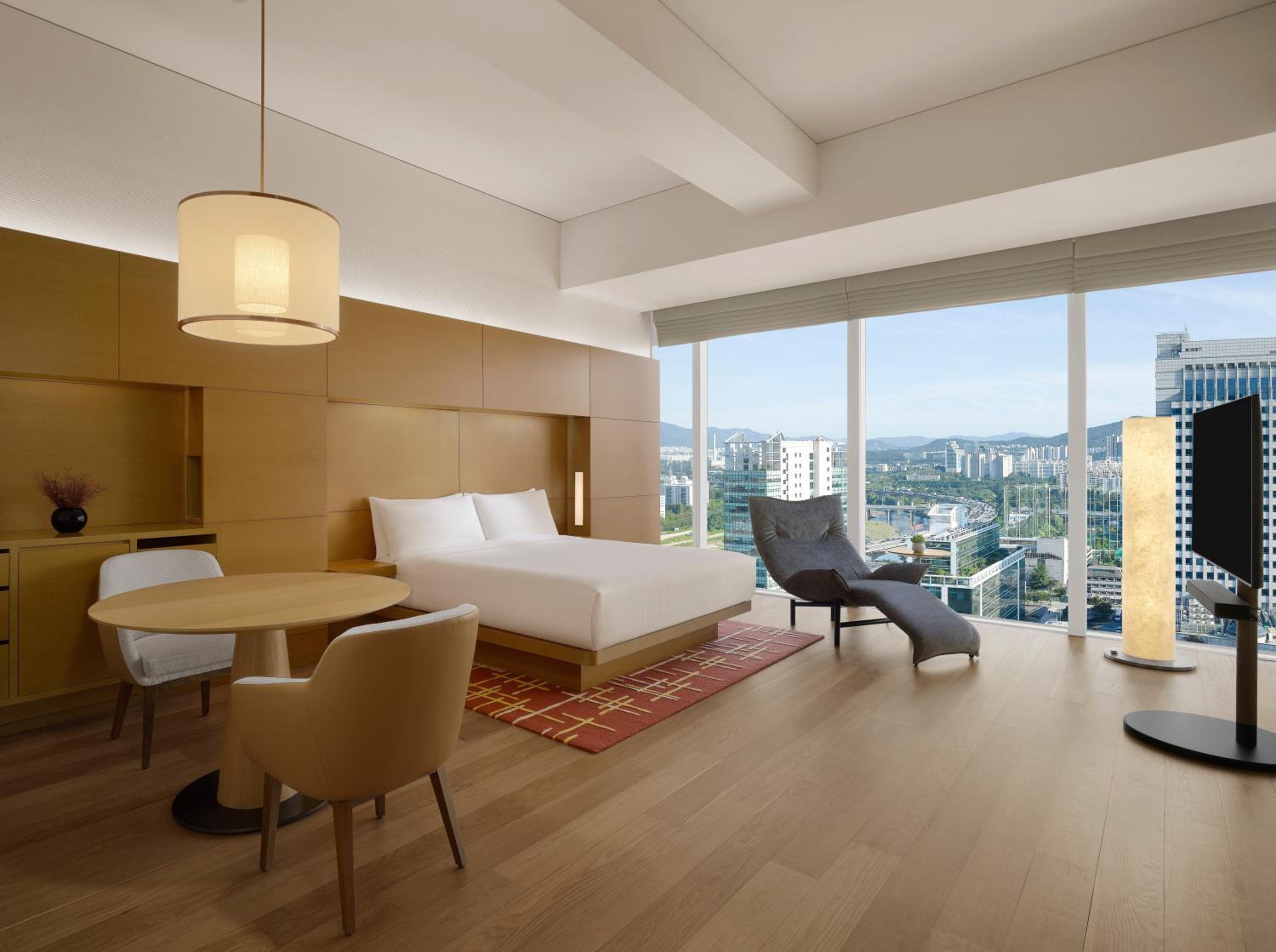 1 King Bed, Premium - Photo 5