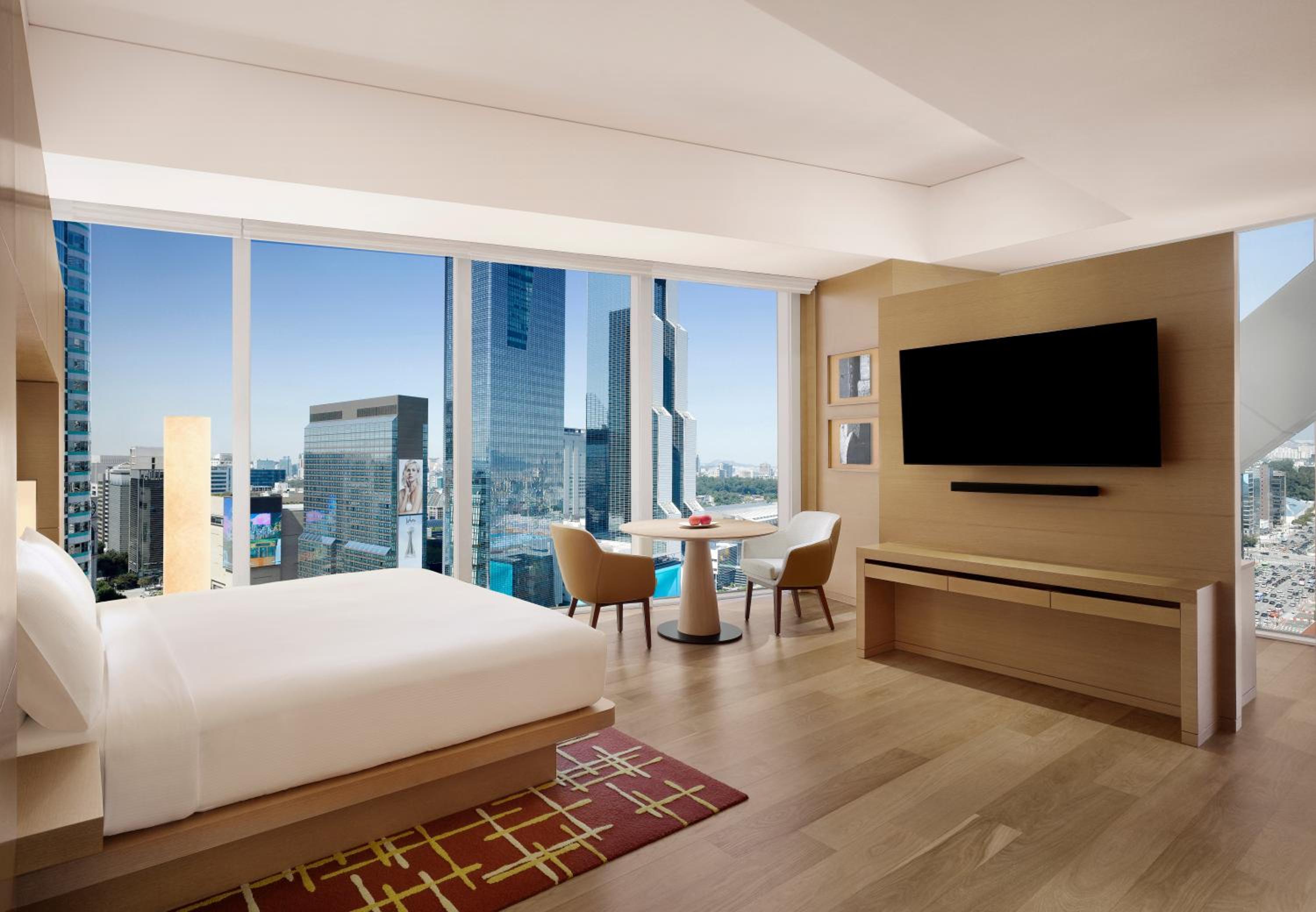 1 King Bed, City View, Deluxe - Photo 3