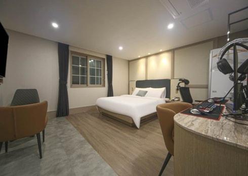 Double Room with Private Bathroom - Photo 14