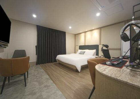 Double Room with Private Bathroom - Photo 8